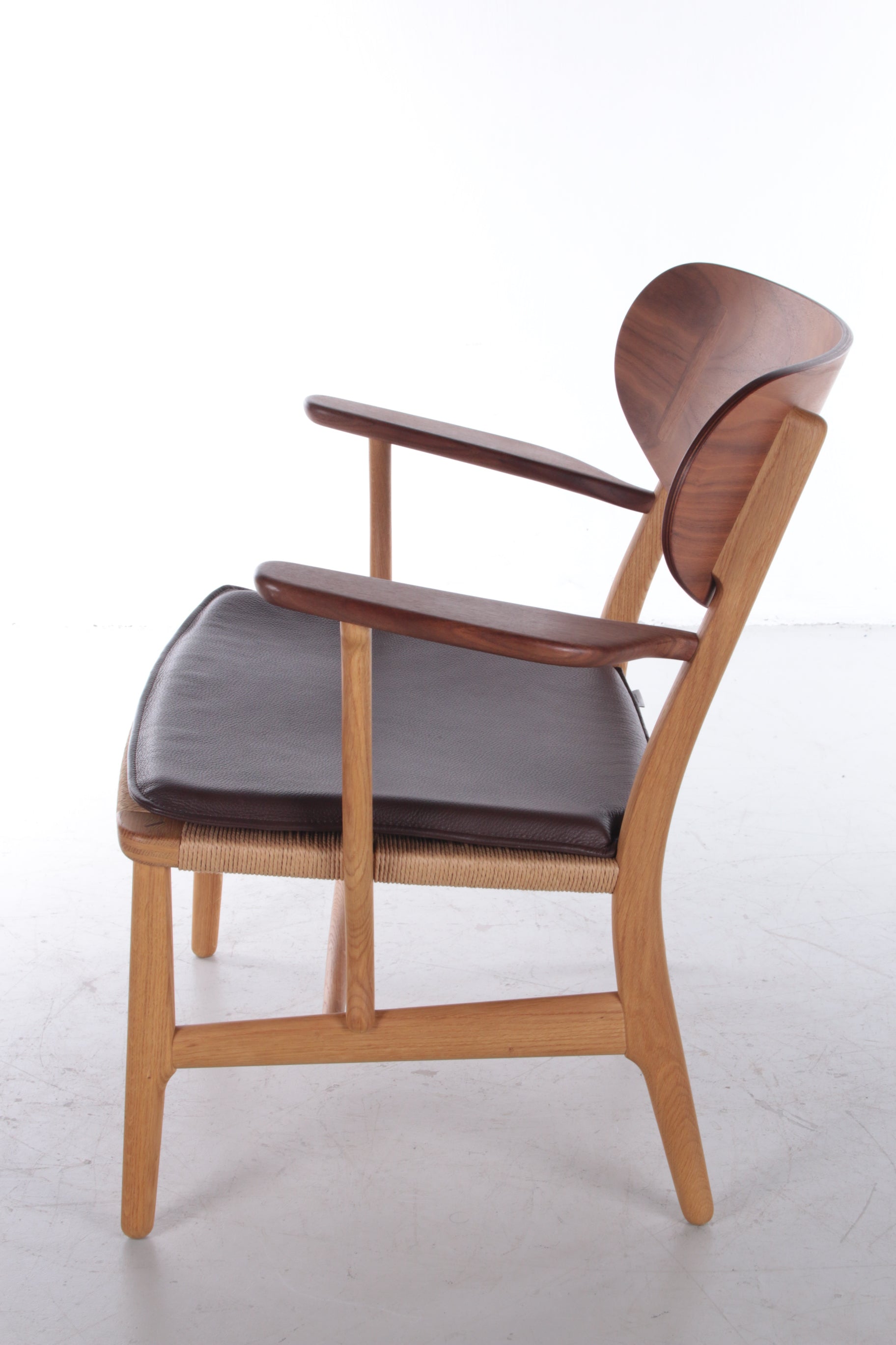 Model CH22 Lounge Chair by Hans J. Wegner for Carl Hansen & Søn zijkant