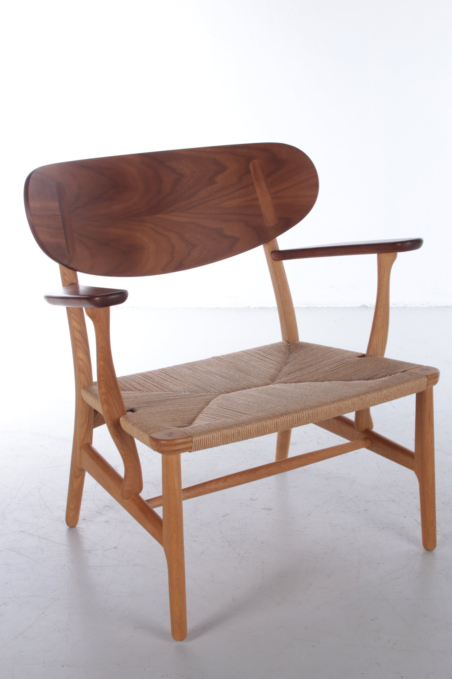 Model CH22 Lounge Chair by Hans J. Wegner for Carl Hansen & Søn voorkant zonder kussen