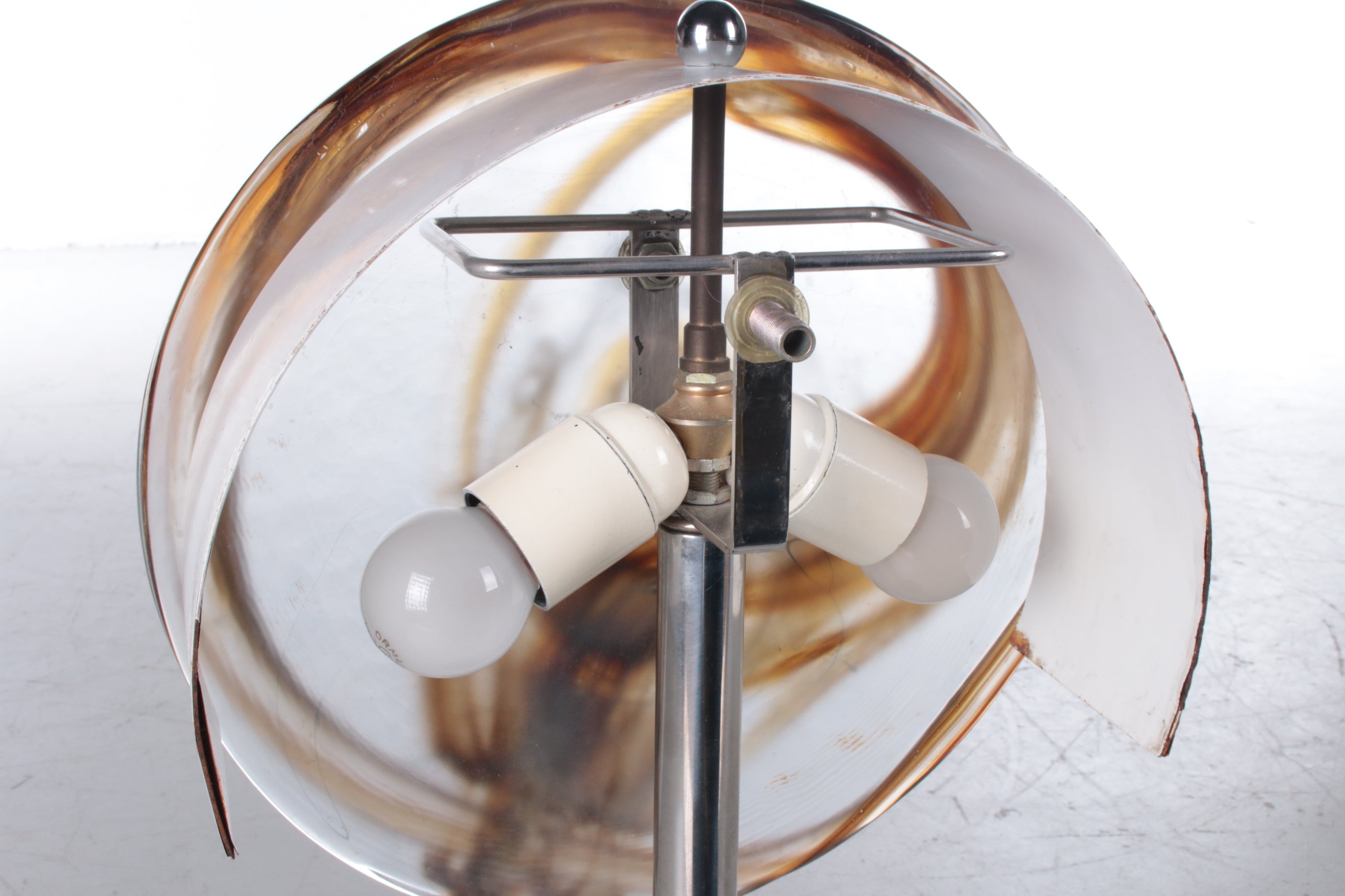 Zeldzaam mooie Franse tafellamp ontwerp van Jean-Pierre Alary,Frankrijk. detail binnenkant