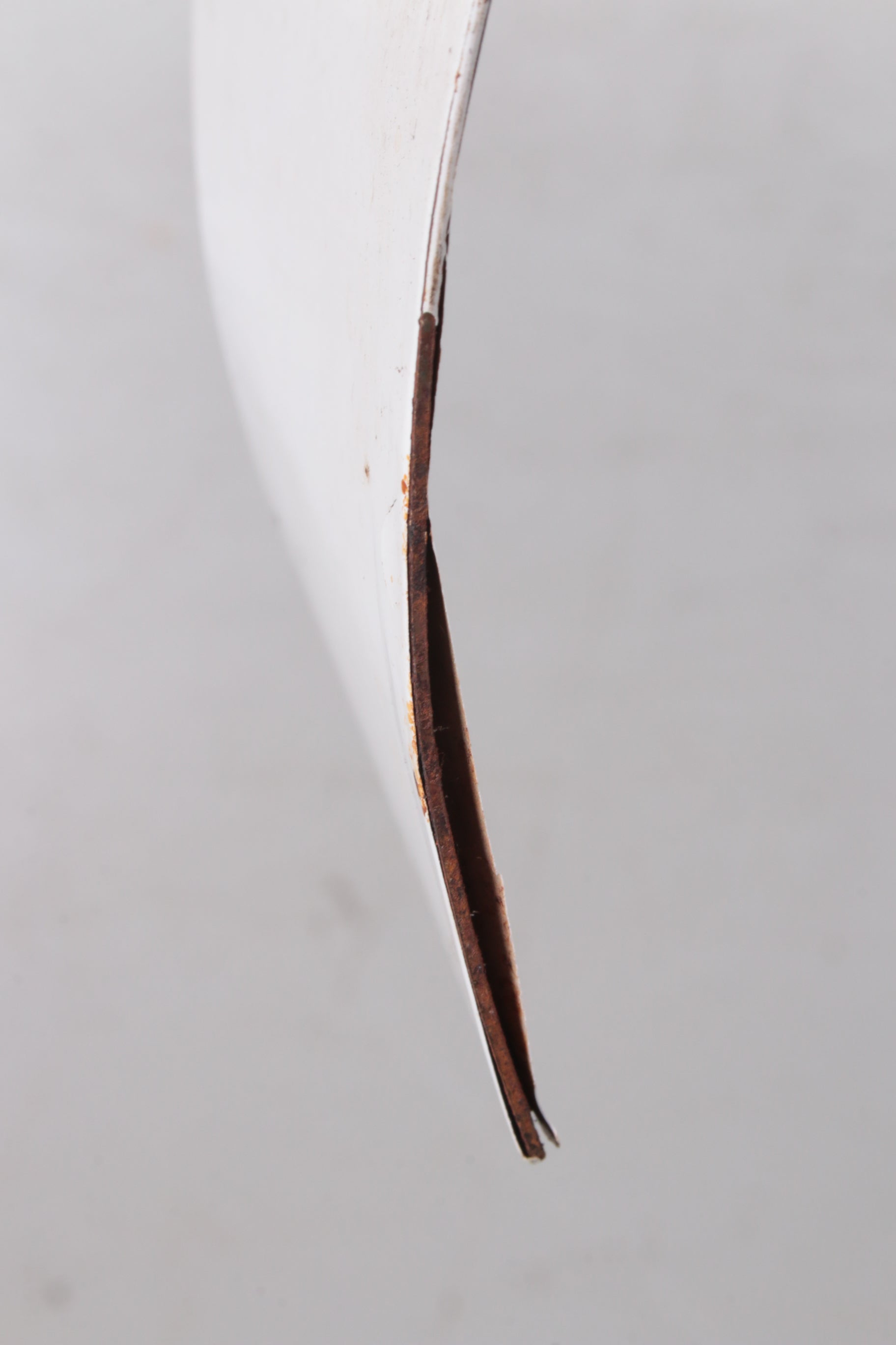 Zeldzaam mooie Franse tafellamp ontwerp van Jean-Pierre Alary,Frankrijk. detail metaal