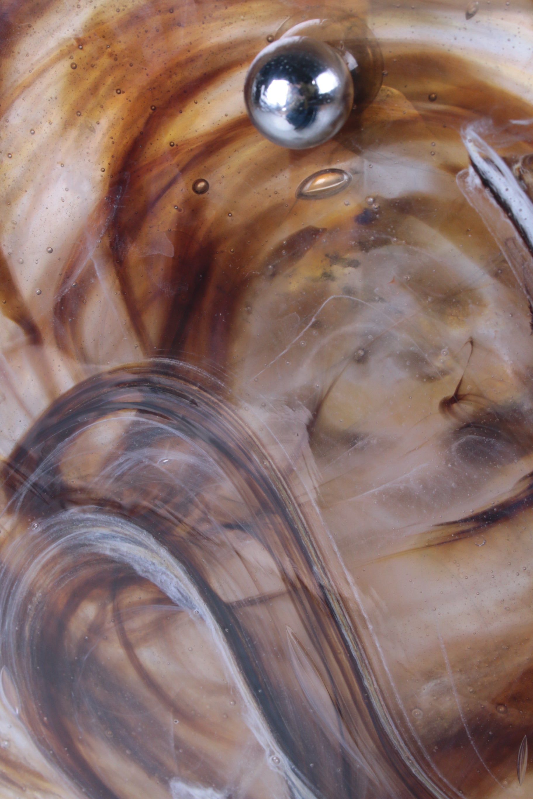 Zeldzaam mooie Franse tafellamp ontwerp van Jean-Pierre Alary,Frankrijk. detail glas zijkant