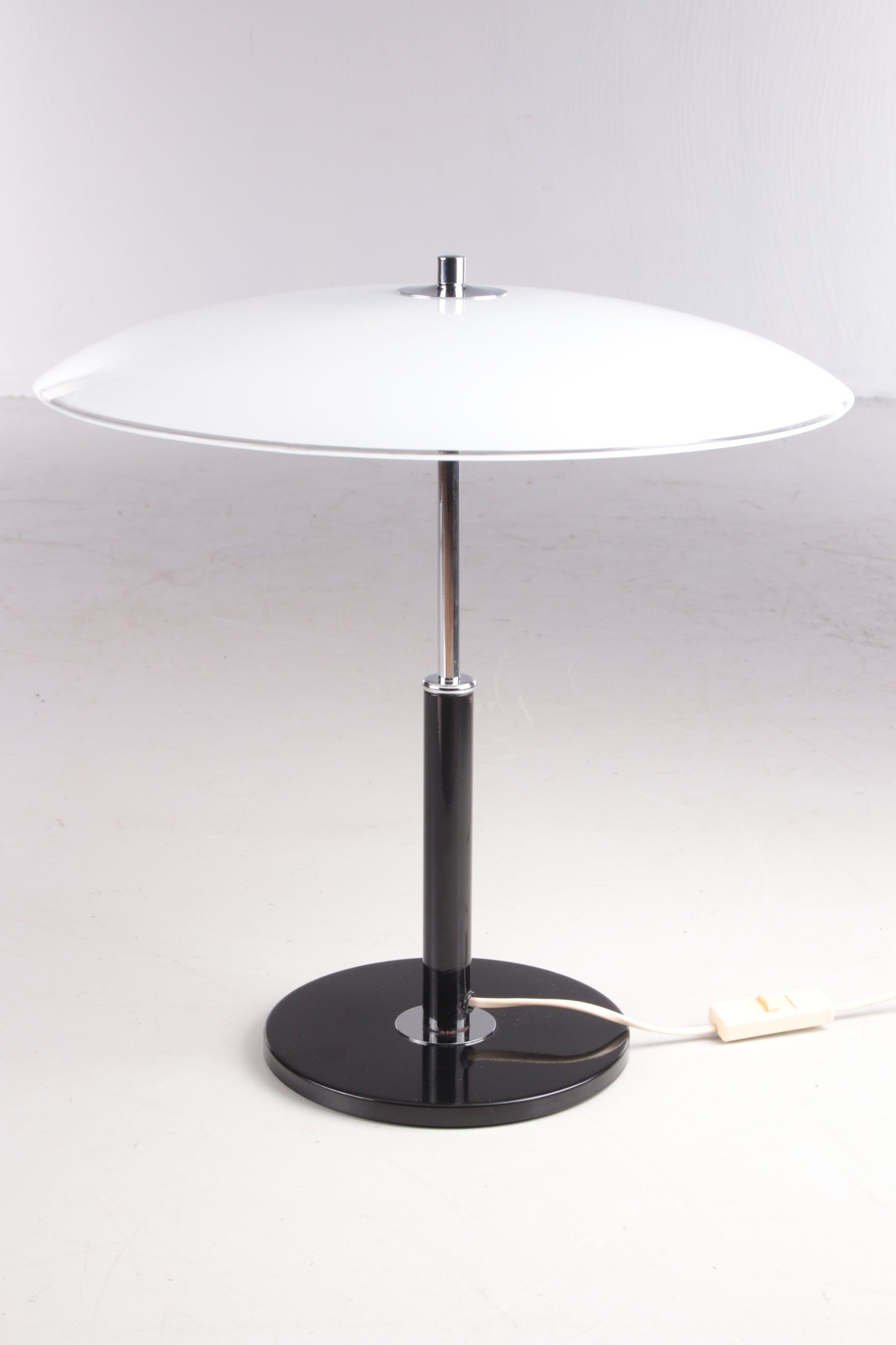 Vintage Mushroom Bureaulamp Model B8802 Chrome met Opaalglas voorkant licht uit