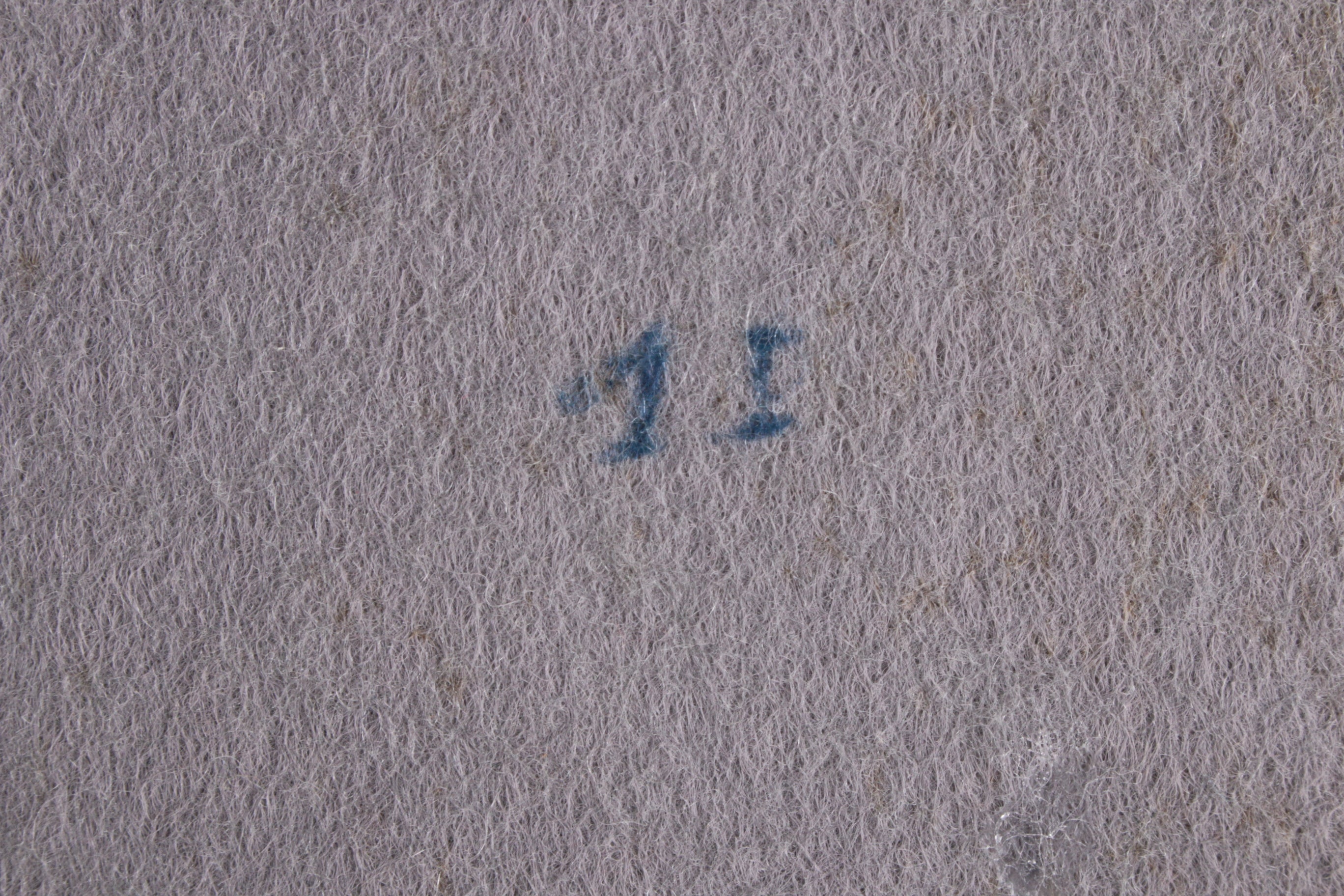 Mooie keramieken gouden tafellamp met orgienelen kap,70s onder op de voet vilt