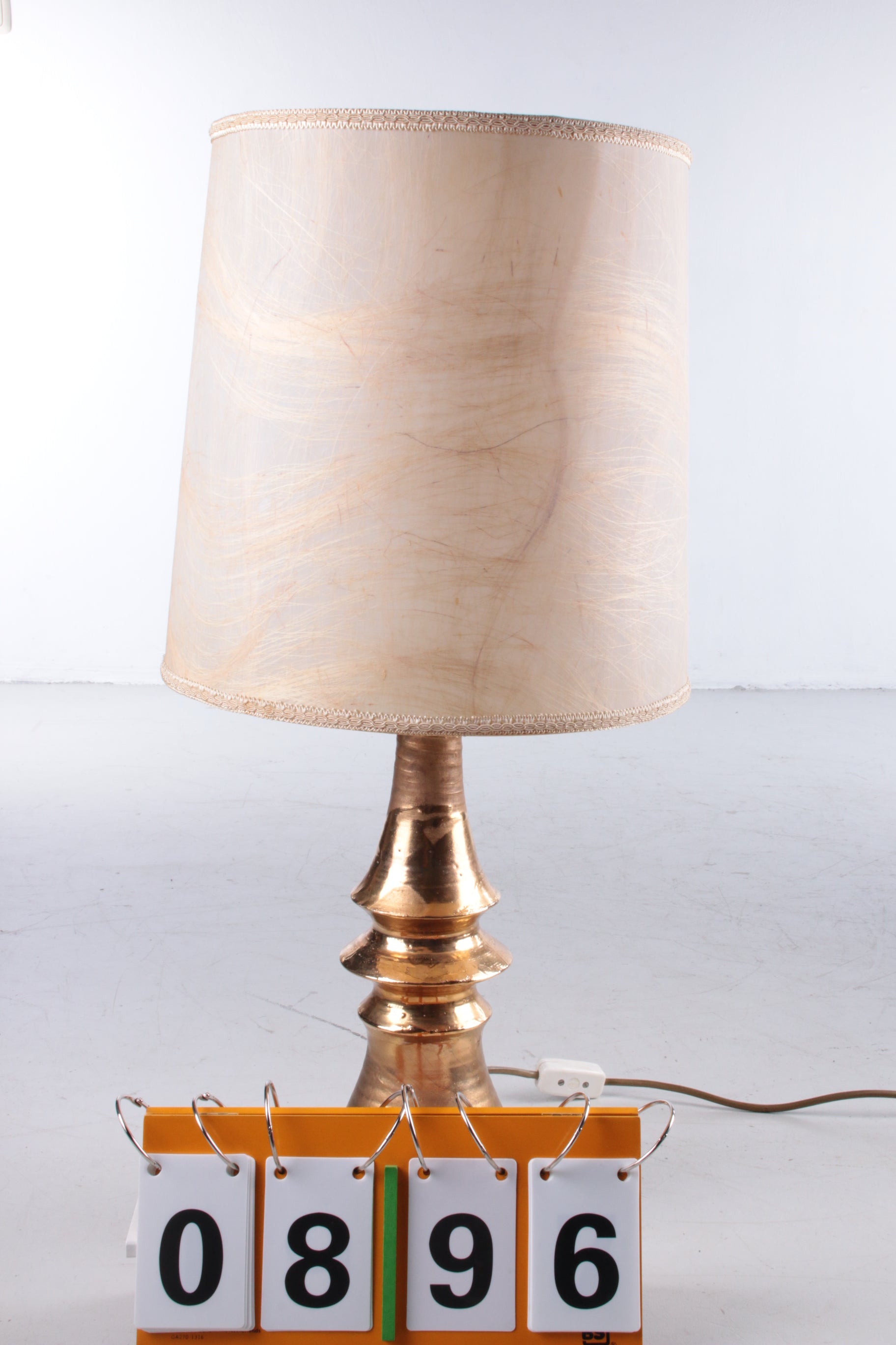 Mooie keramieken gouden tafellamp met orgienelen kap,70s