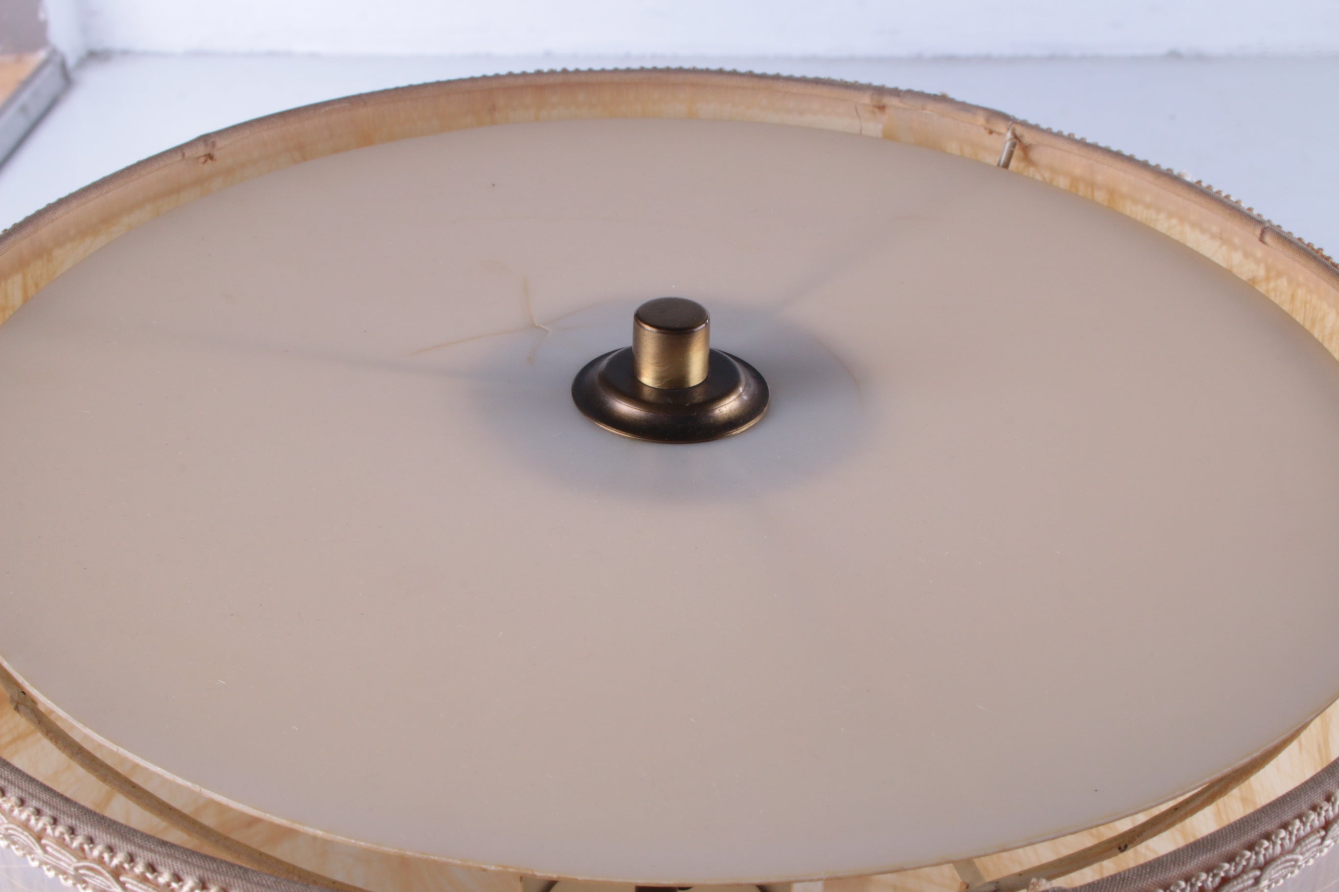 Mooie keramieken gouden tafellamp met orgienelen kap,70s kleine beschadiging