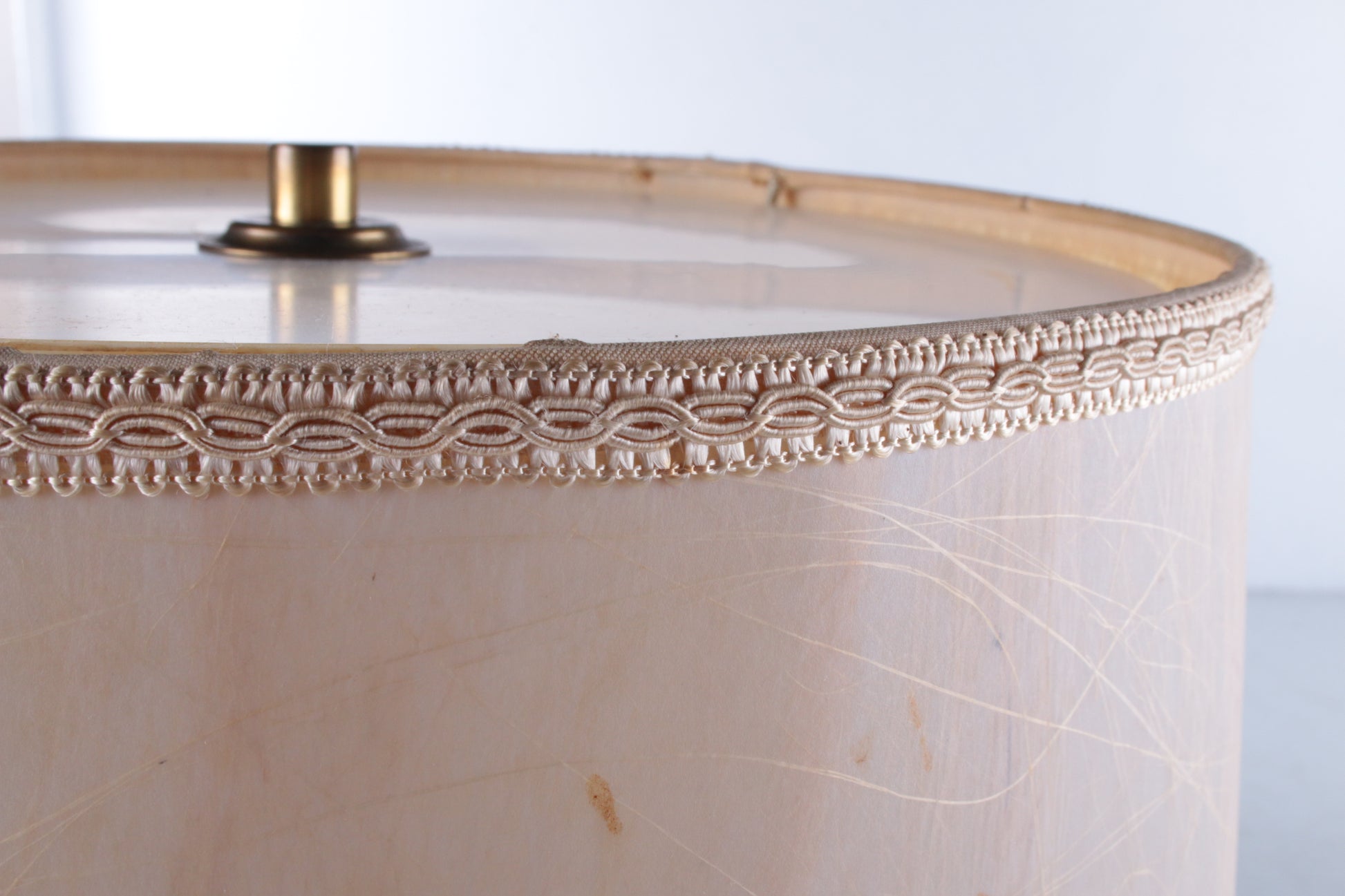Mooie keramieken gouden tafellamp met orgienelen kap,70s detail rand kap