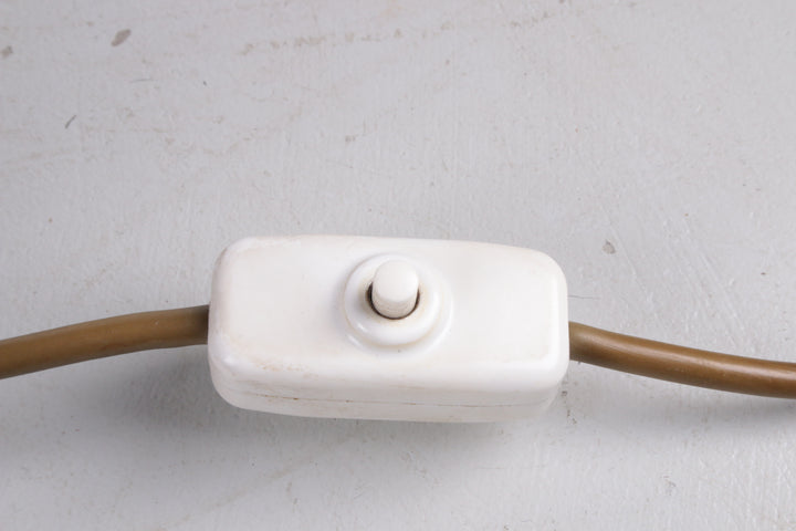 Mooie keramieken gouden tafellamp met orgienelen kap,70s schakelaar