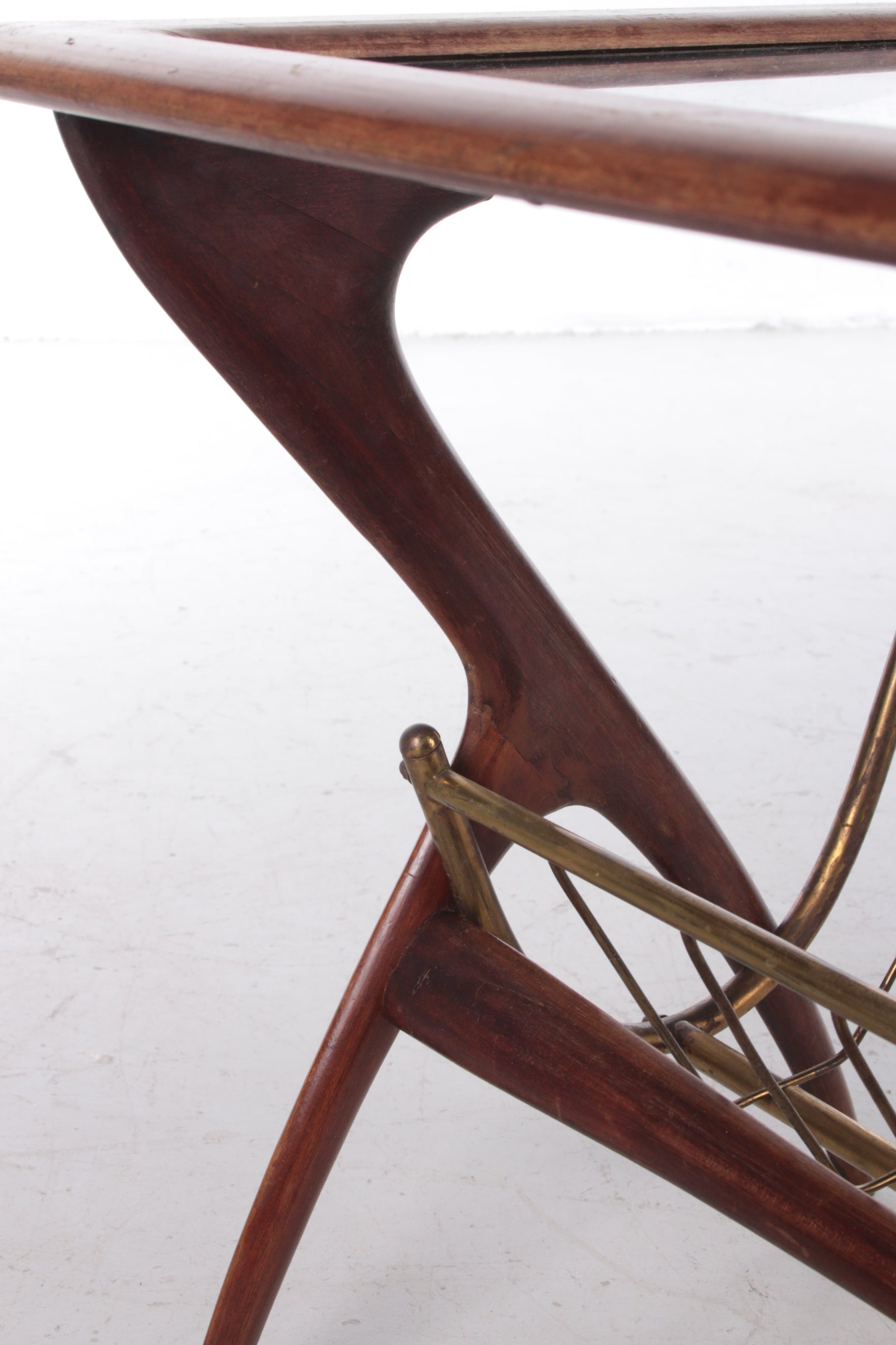 Vintage Italiaanse bijzettafel met tijdschriftenrek van Ico Parisi,1960s detail foto