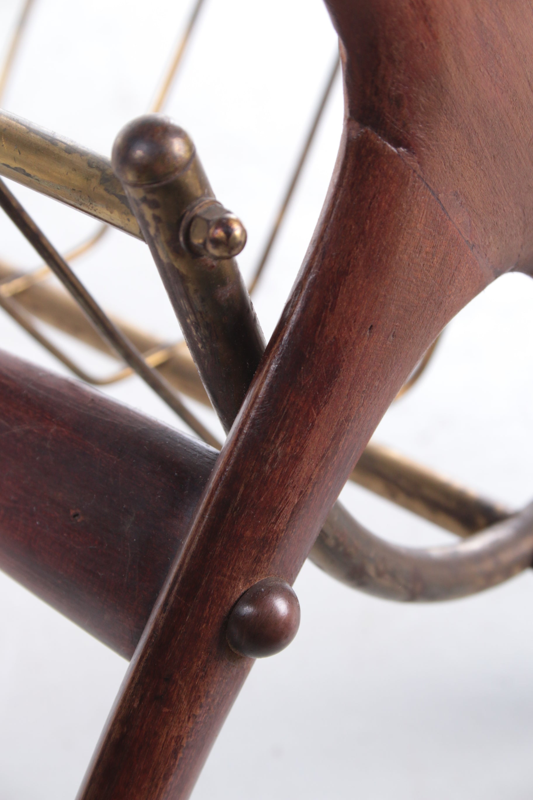 Vintage Italiaanse bijzettafel met tijdschriftenrek van Ico Parisi,1960s detail magzijnrekje