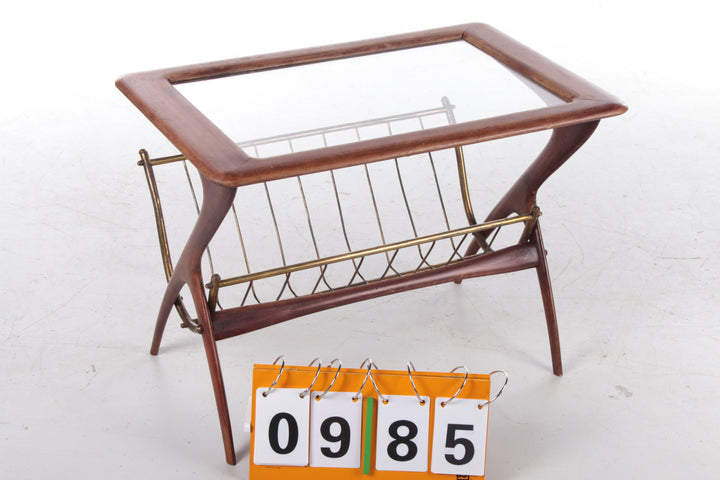 Vintage Italiaanse bijzettafel met tijdschriftenrek van Ico Parisi,1960s voorkant