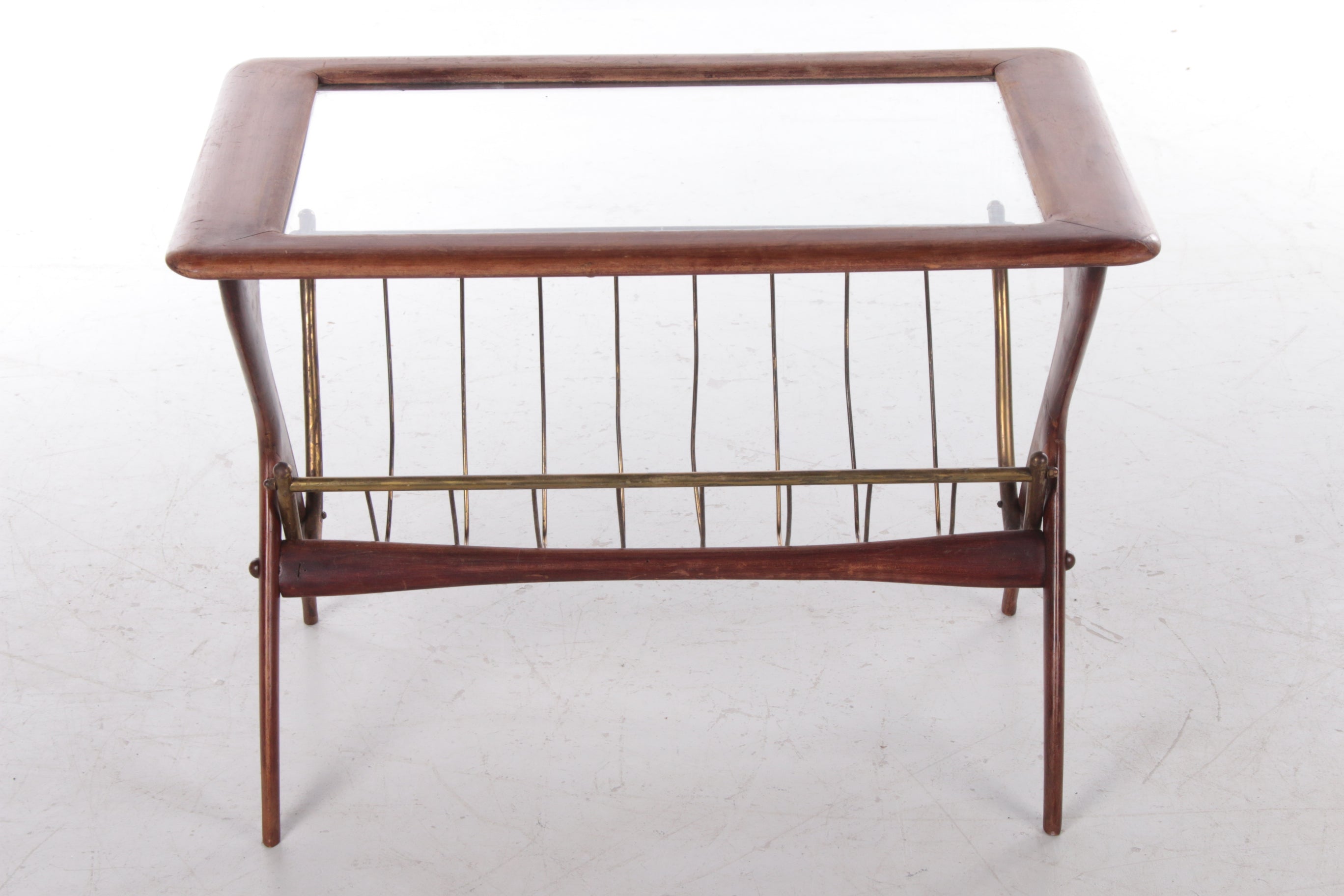 Vintage Italiaanse bijzettafel met tijdschriftenrek van Ico Parisi,1960s voorkant