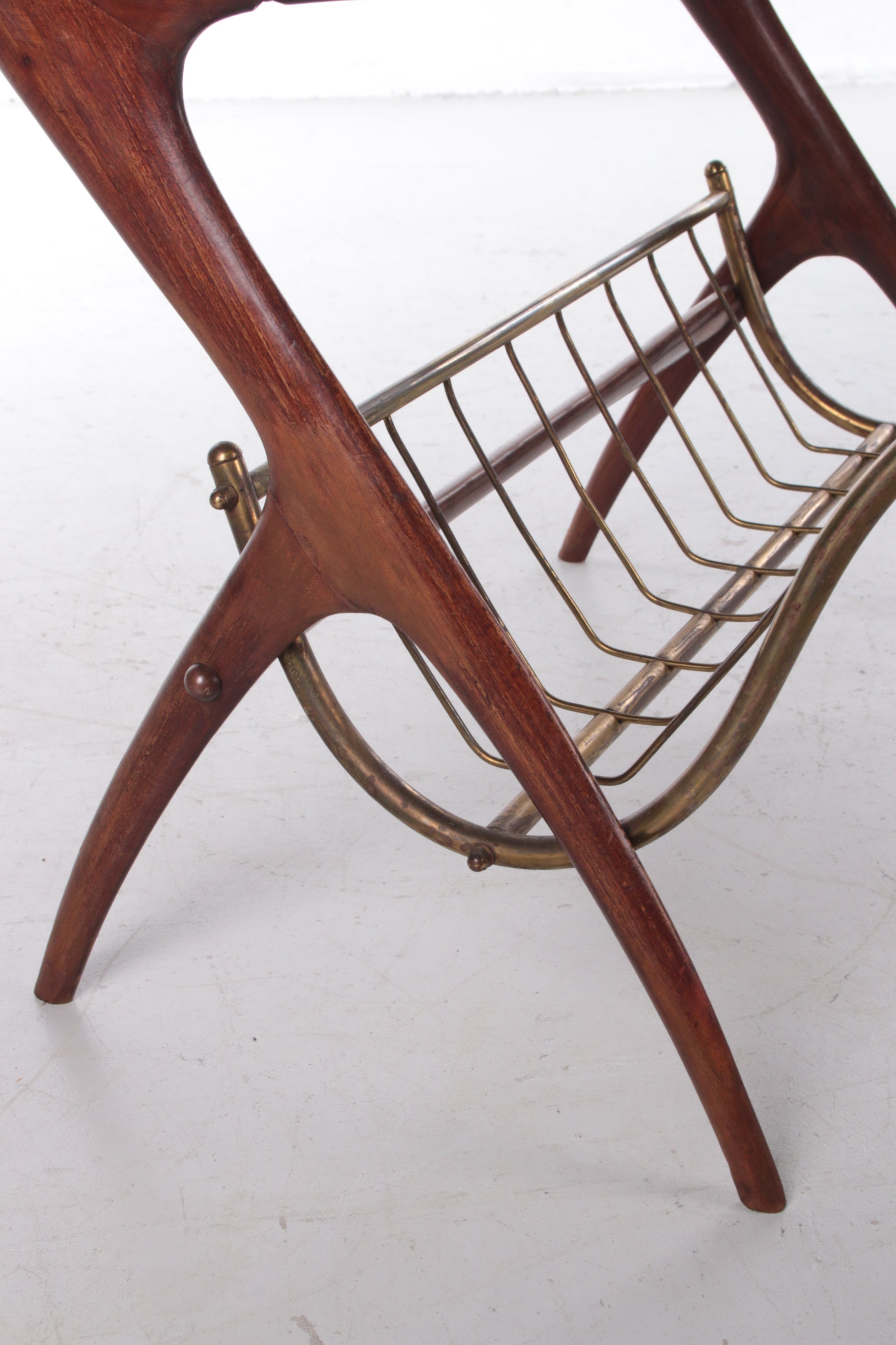 Vintage Italiaanse bijzettafel met tijdschriftenrek van Ico Parisi,1960s detail tafelpoot zijkant