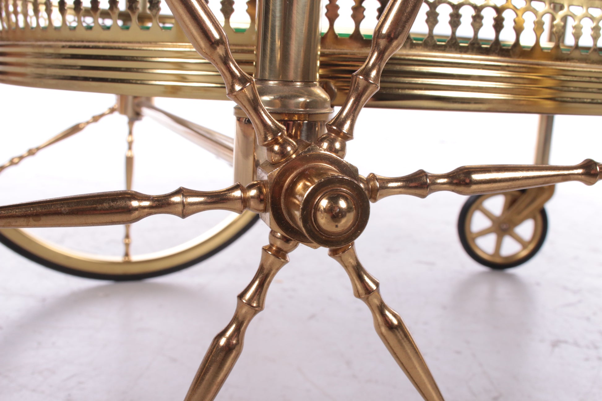Trolley in de stijl van Maison Jansen Hollywood Regency, detail foto