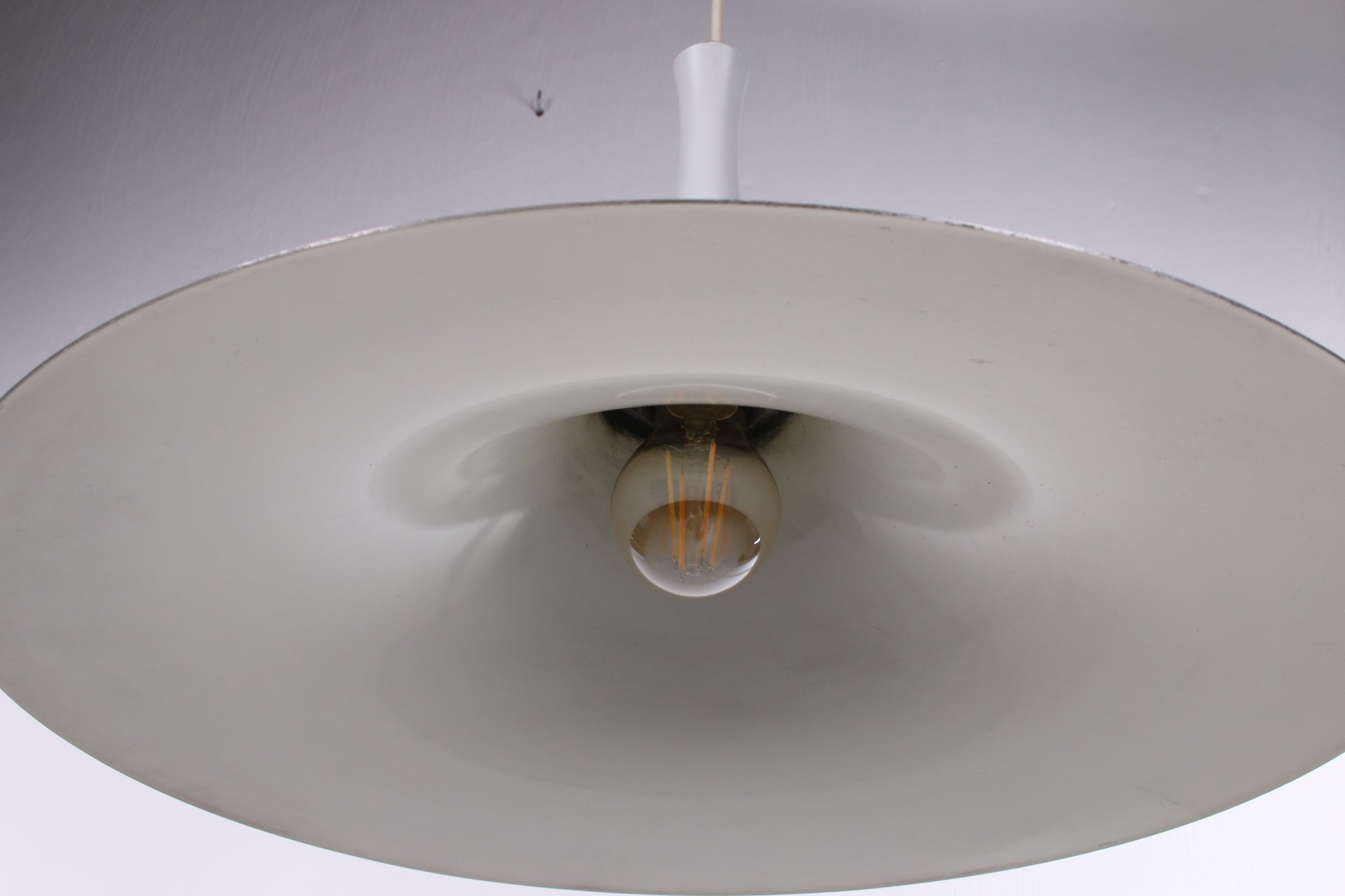 Vintage Witte Trompetlamp deens design uit de jaren 60 detail lampje onder
