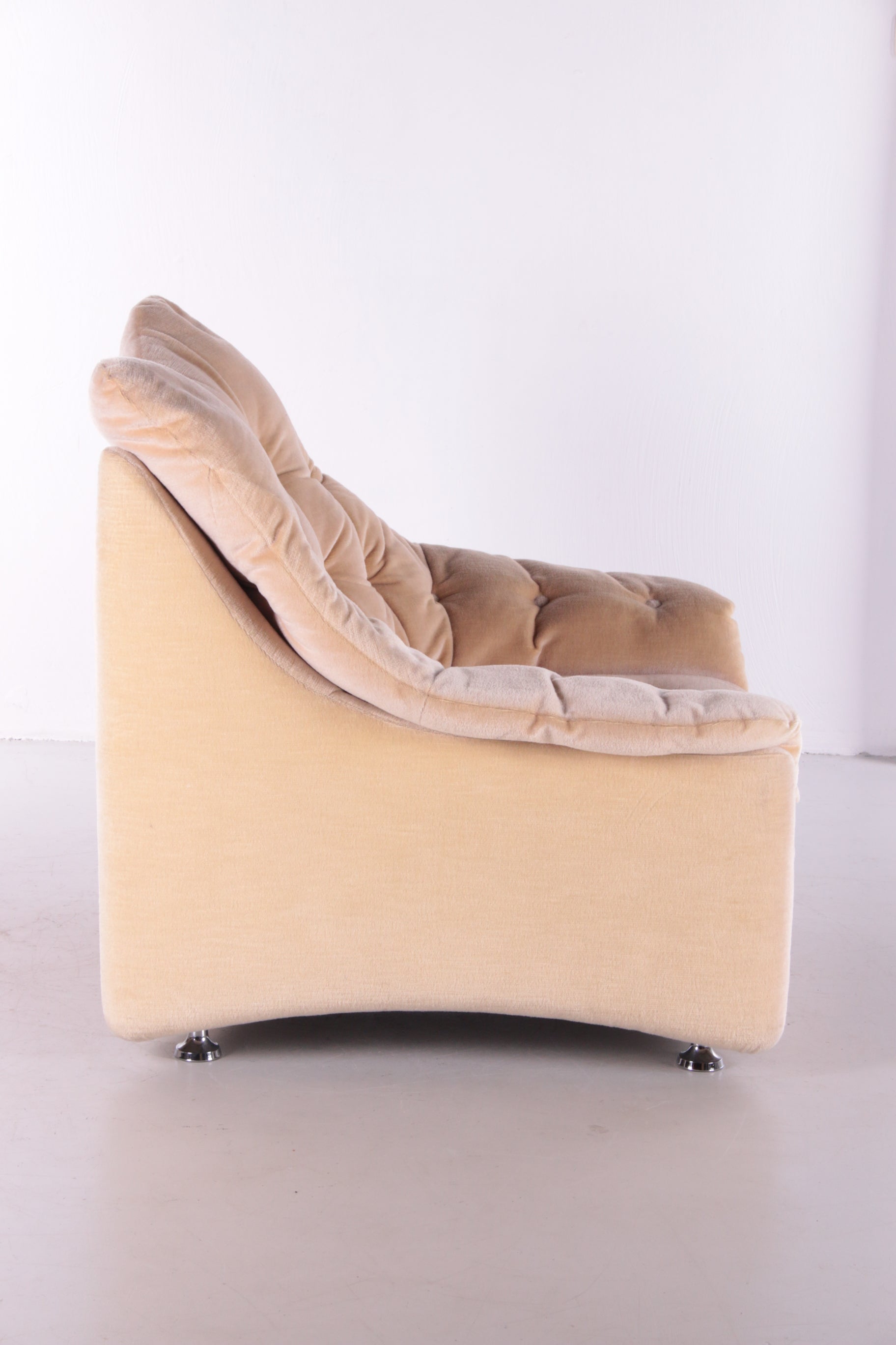 Vintage design lounge chair Velvet from the 70s zijkant