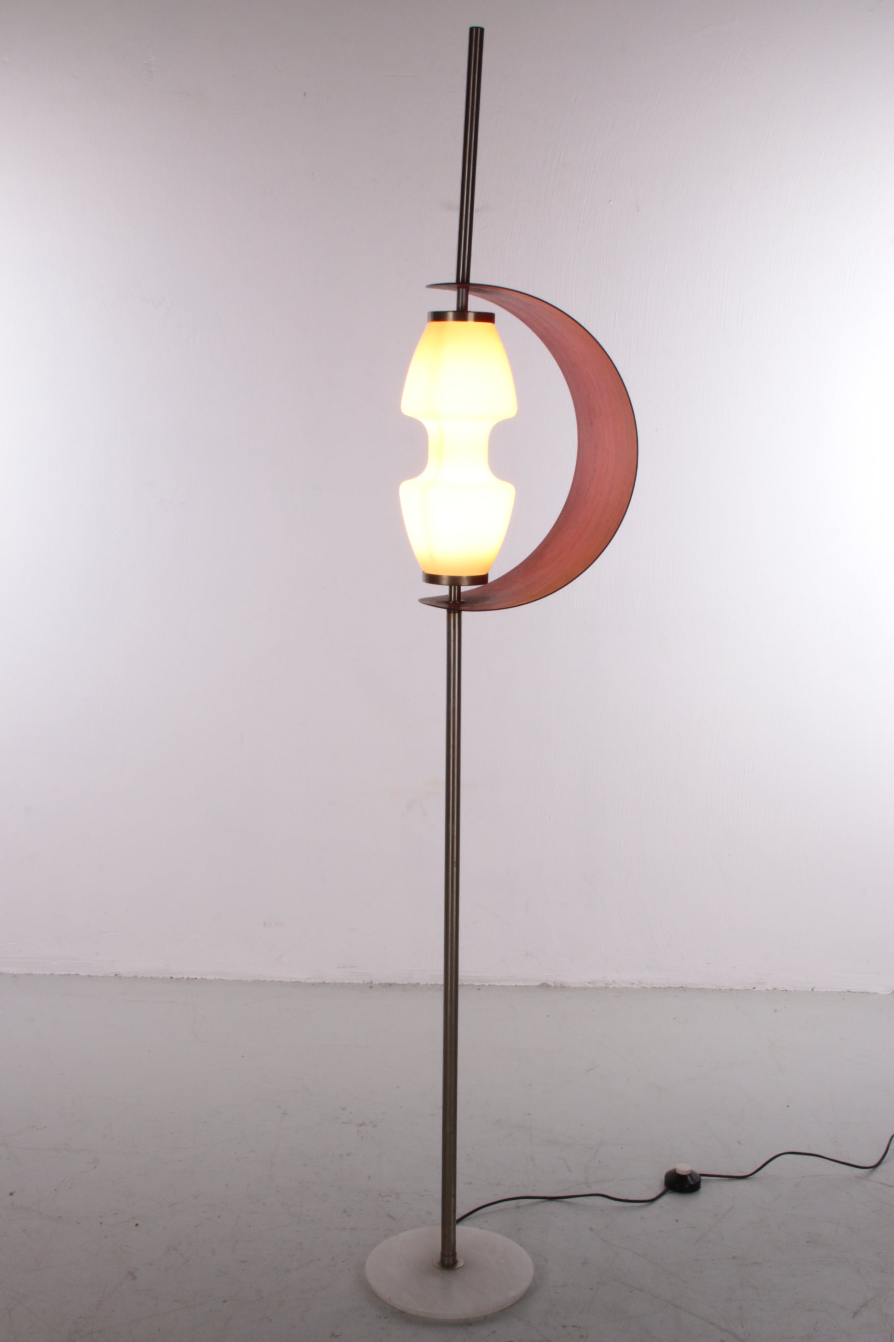 Vintage Designer Franse Vloerlamp met houten lamel sfeerfoto