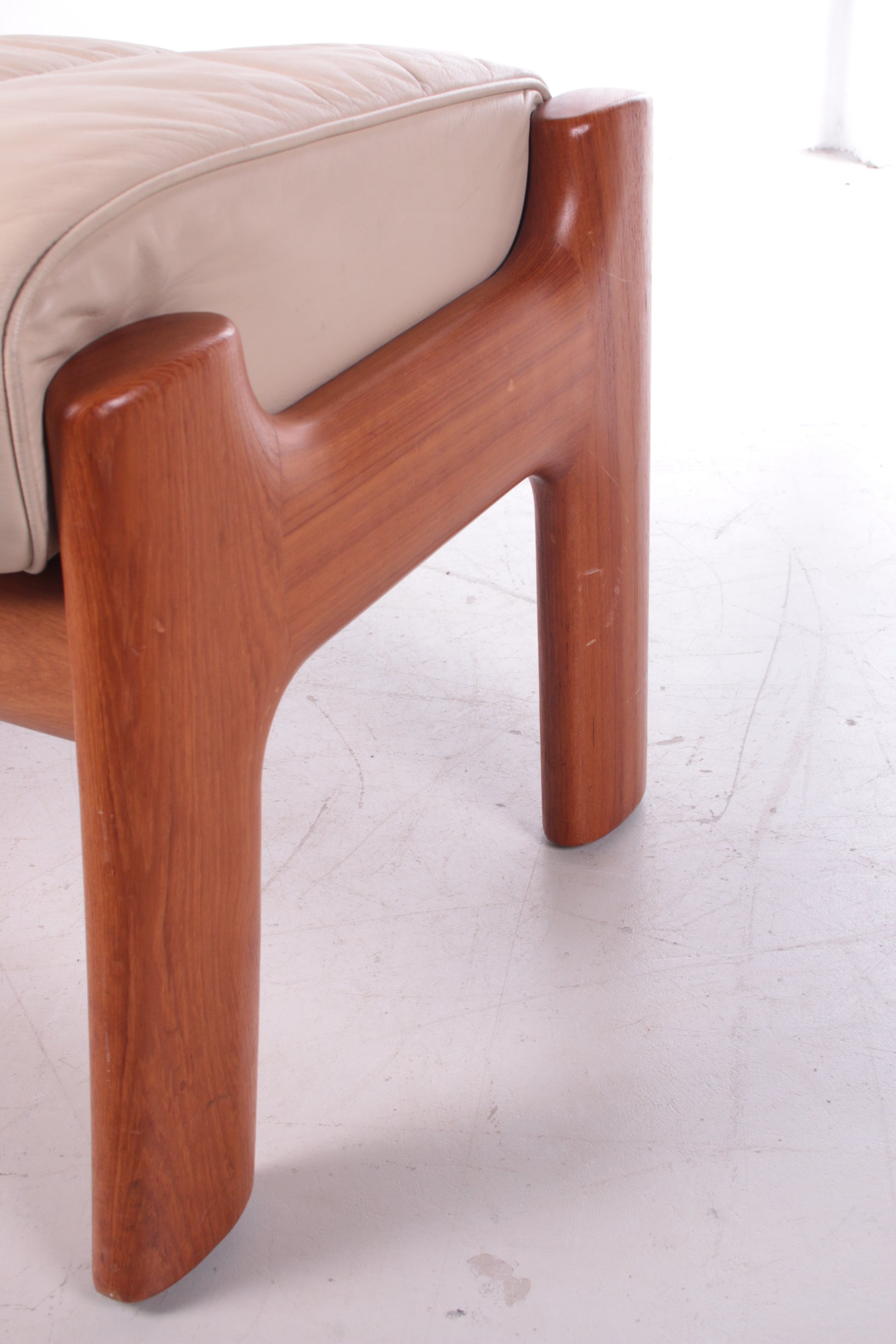  Voetenbakje gemaakt van teak met leer.1970