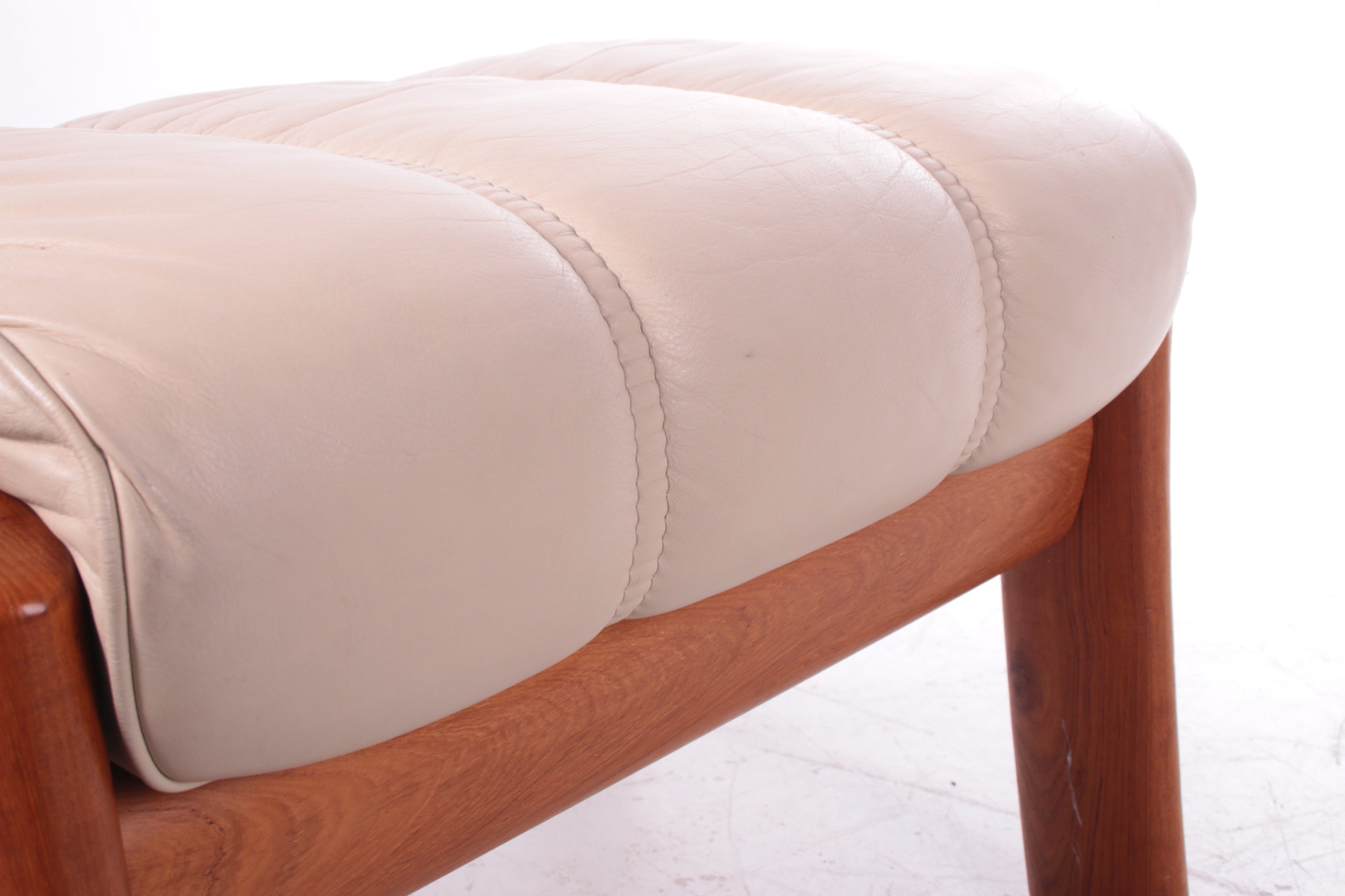  Voetenbakje gemaakt van teak met leer.1970