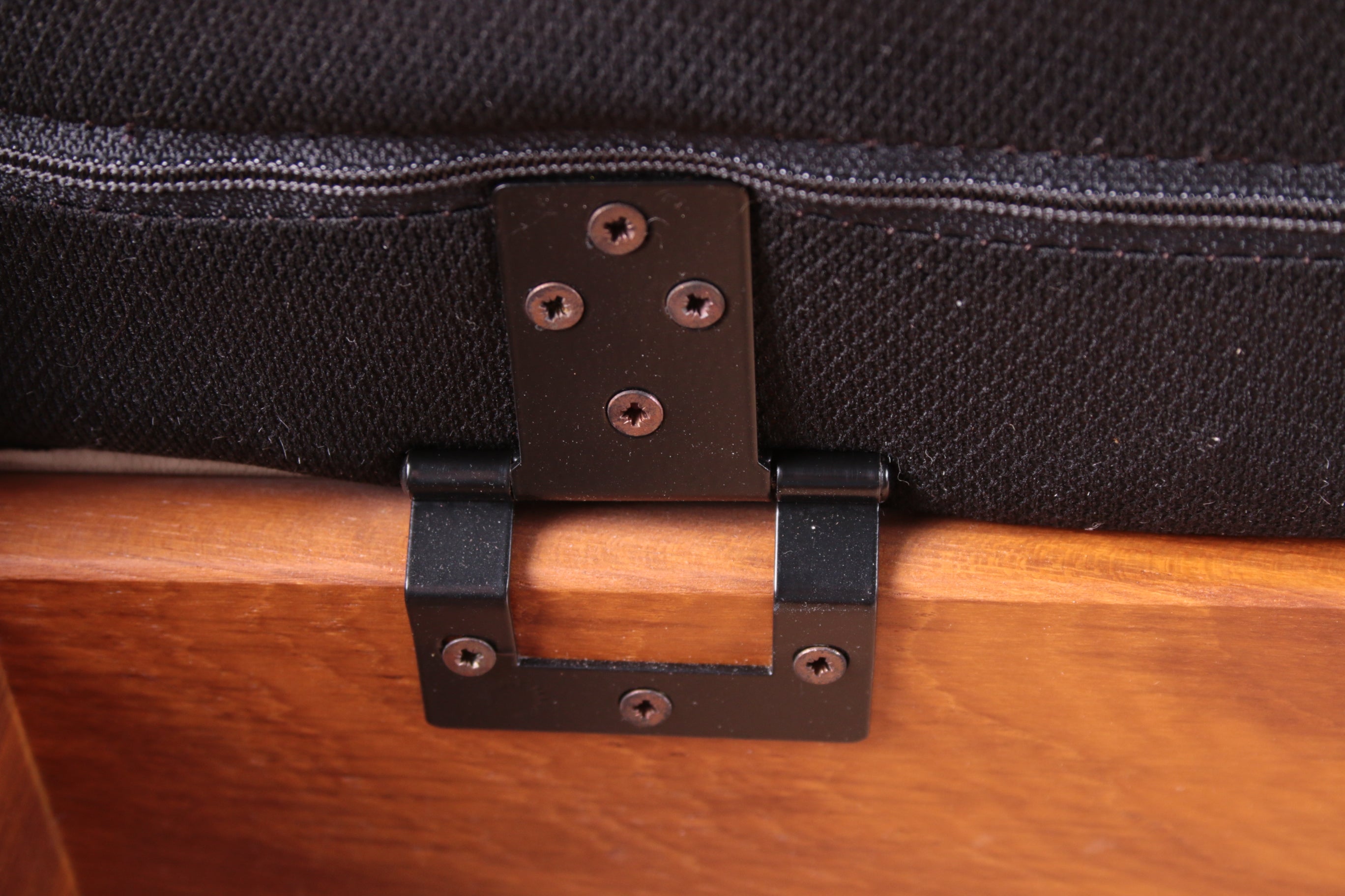  Voetenbakje gemaakt van teak met leer.1970