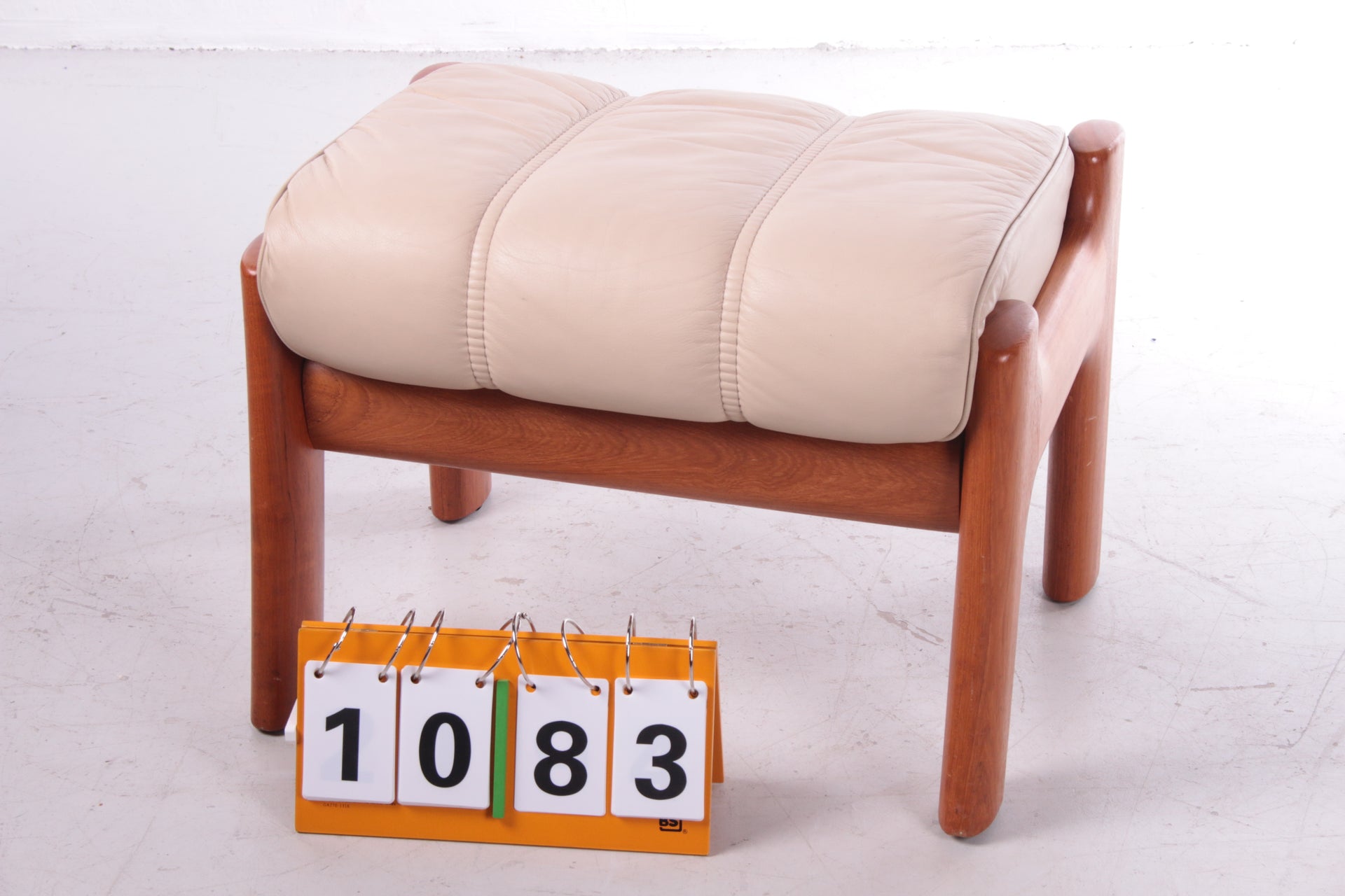  Voetenbakje gemaakt van teak met leer.1970