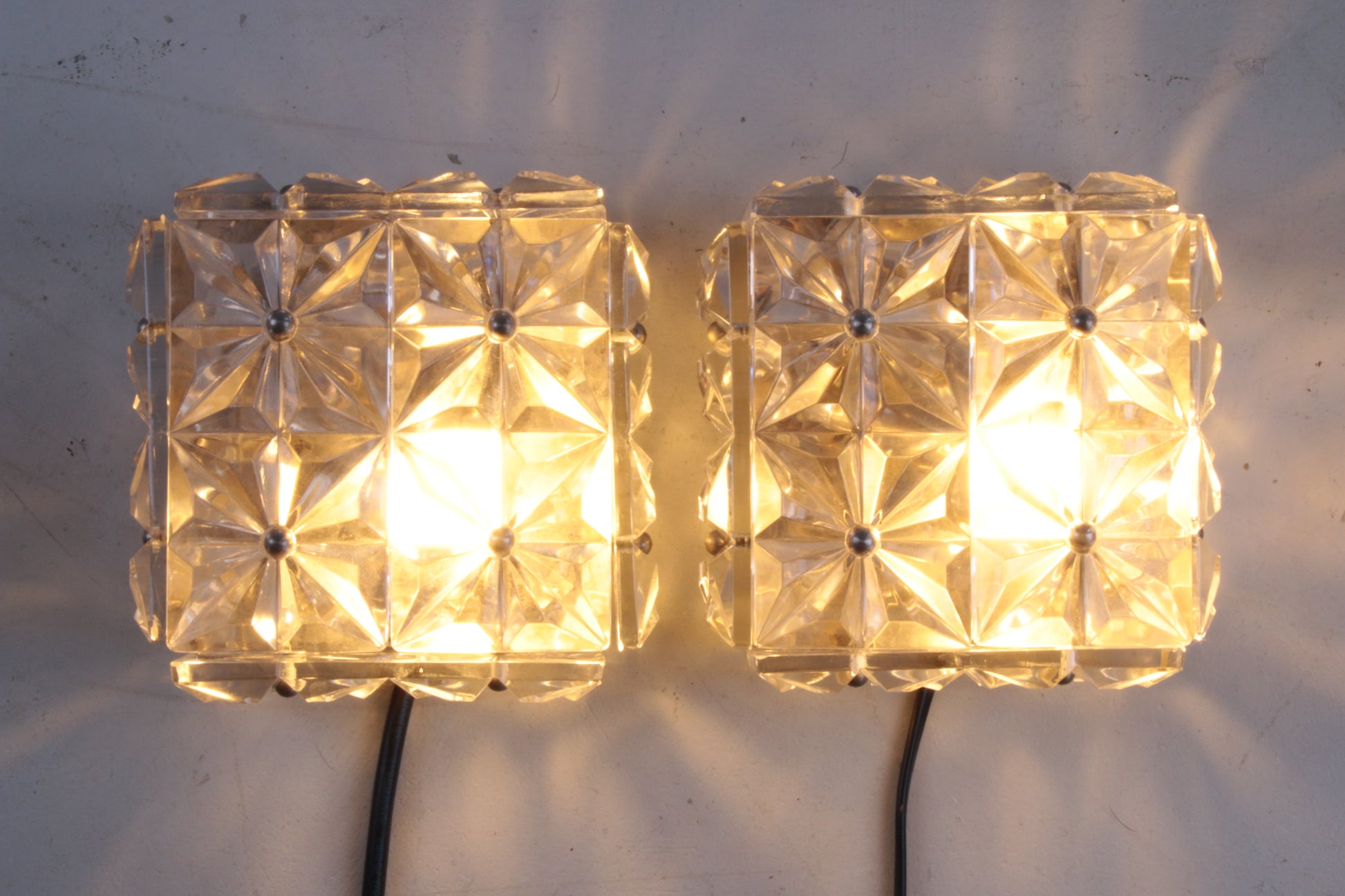 Paar chroom & kristalglazen wandlampen van Kinkeldey, jaren 70 voorkant licht aan