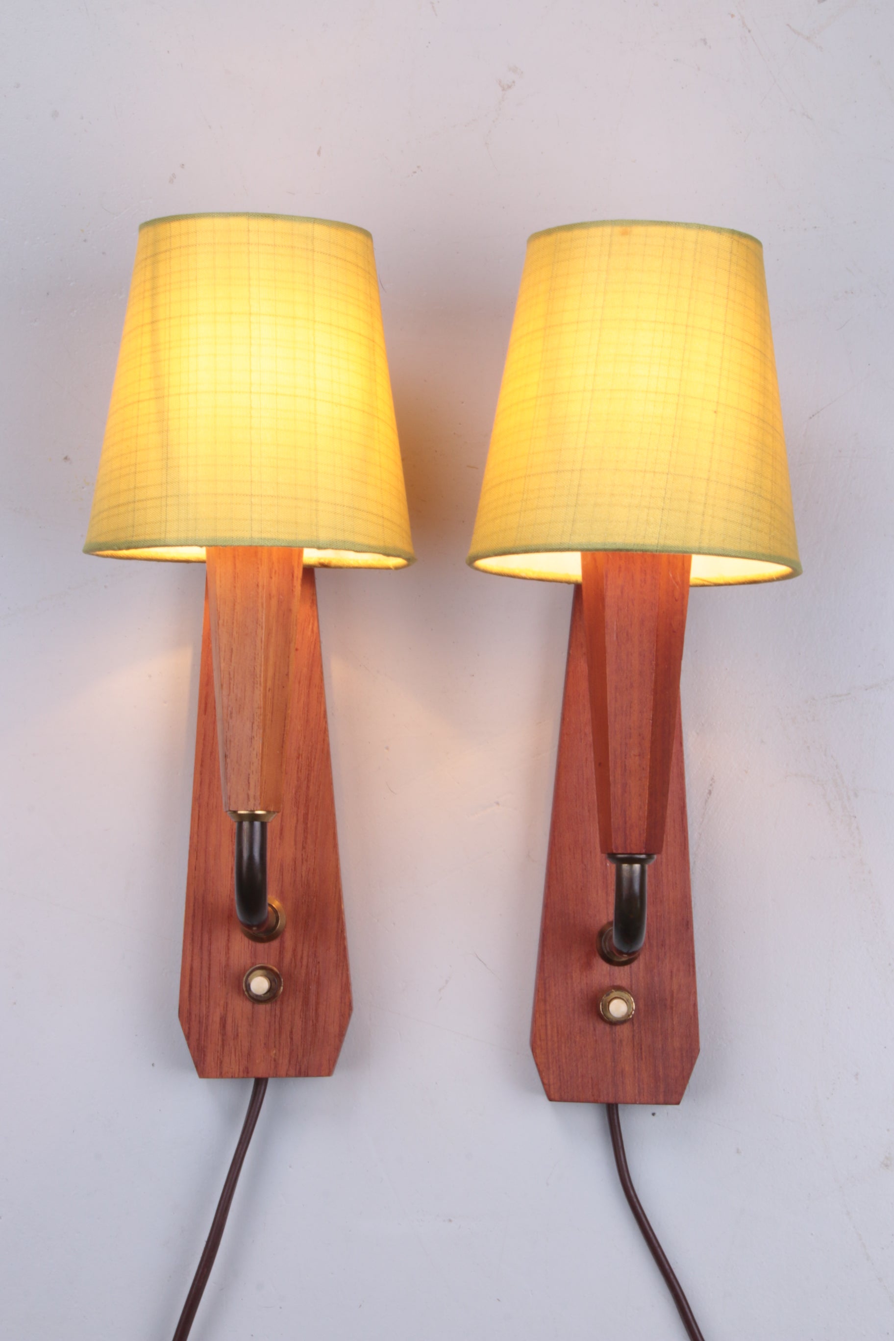 Set Teak houten deens design wandlampjes met orginelen kap,1960.