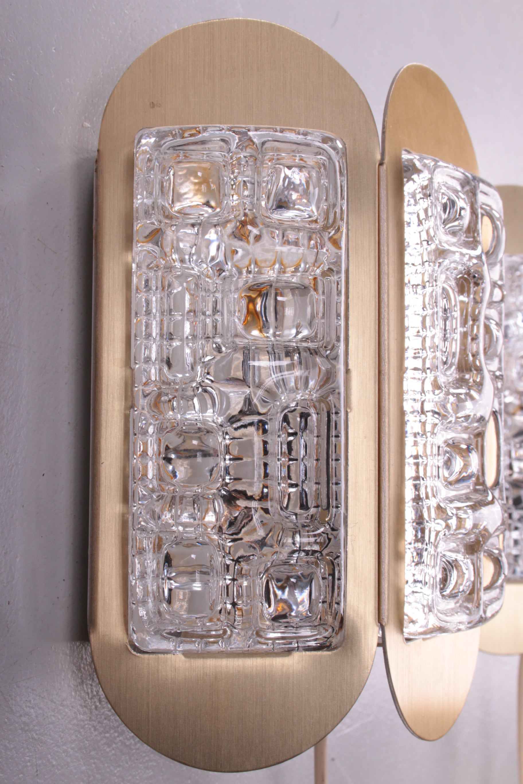 Set Vintage Wandlampjes van Vitrika messing met glas,60s.detail