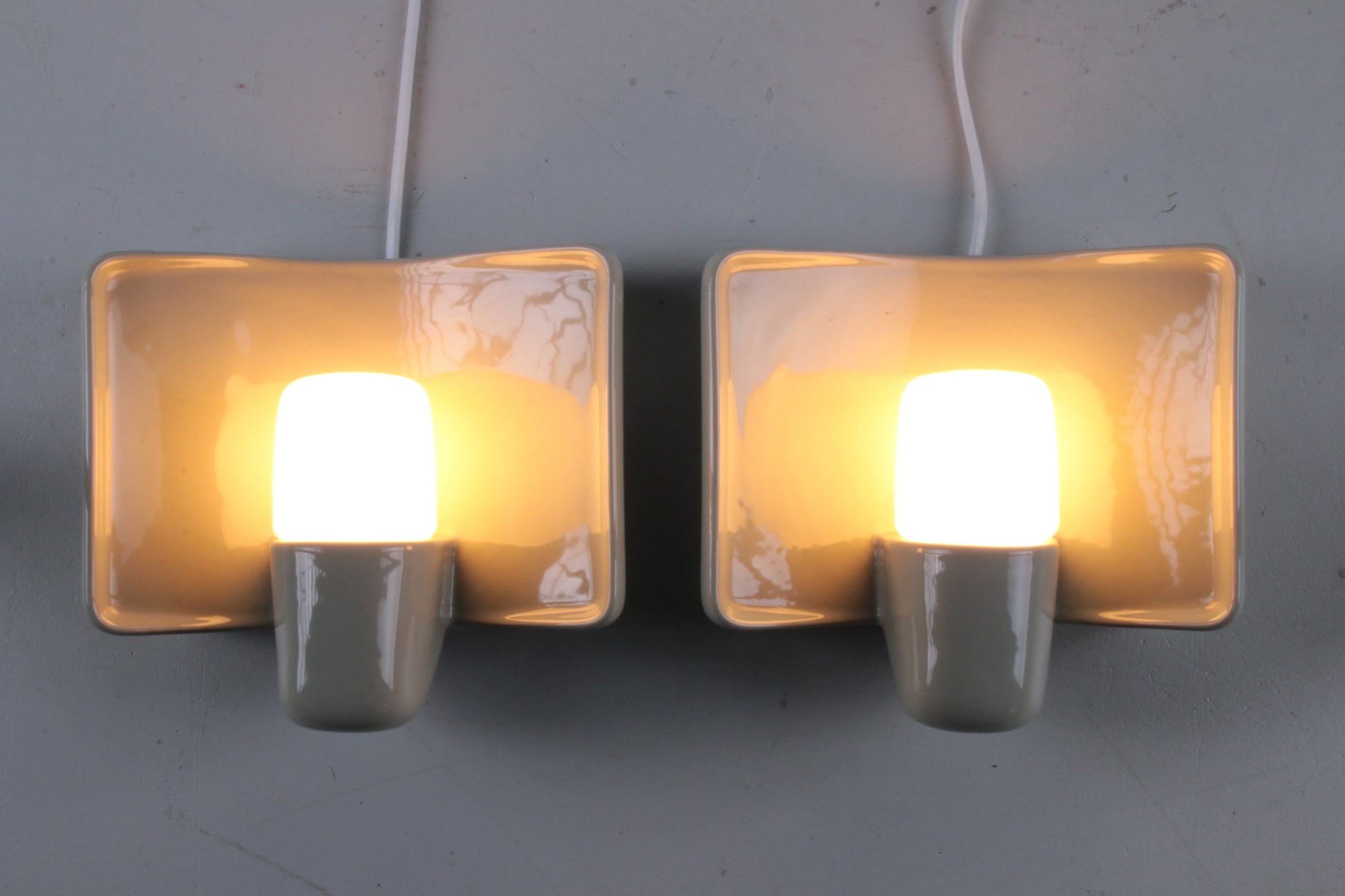 Set van twee Willhelm Wagenfeld wandlampen voor Lindner Leuchten, 1970 licht aan