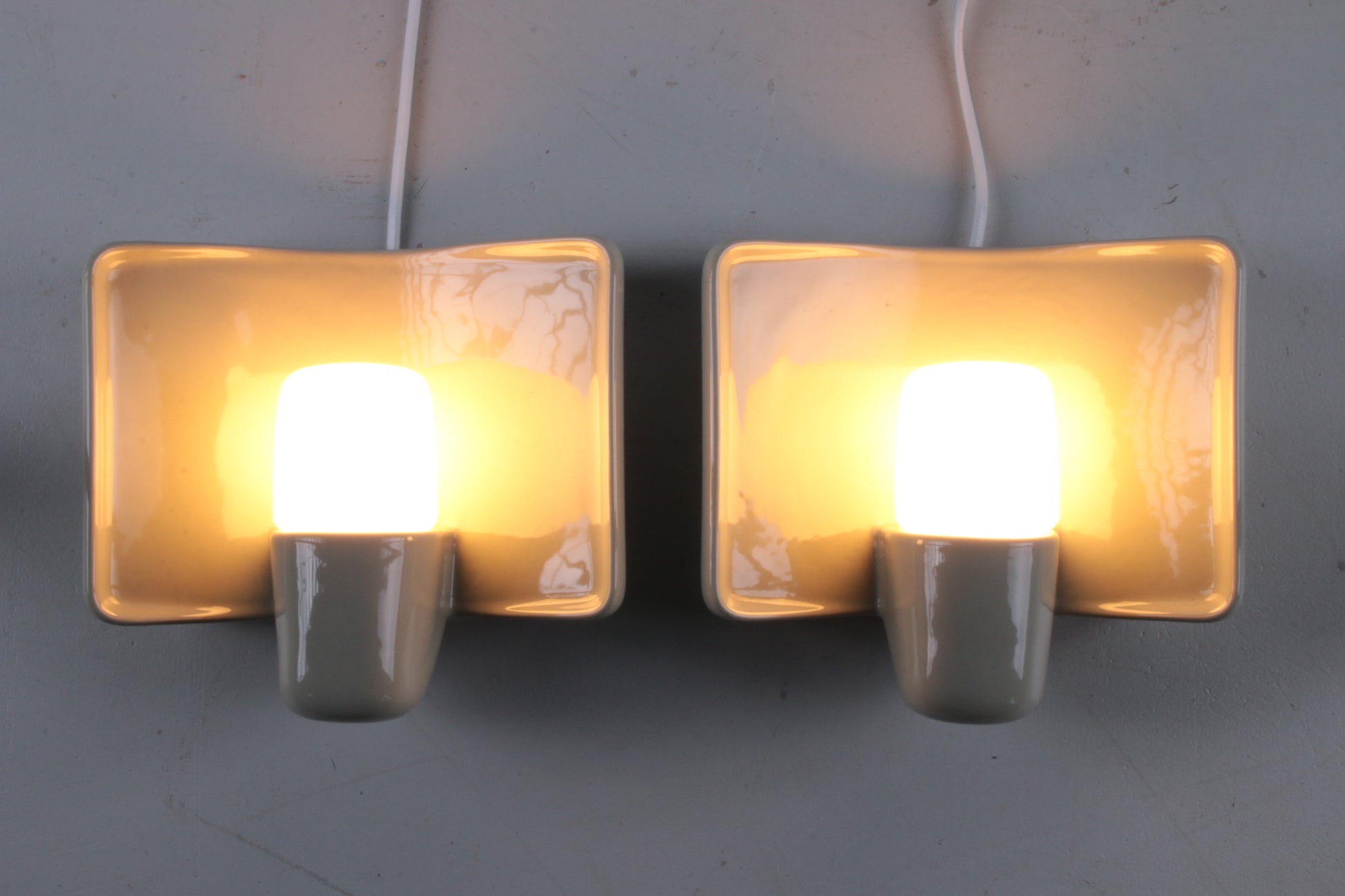 Set van twee Willhelm Wagenfeld wandlampen voor Lindner Leuchten, 1970 licht aan