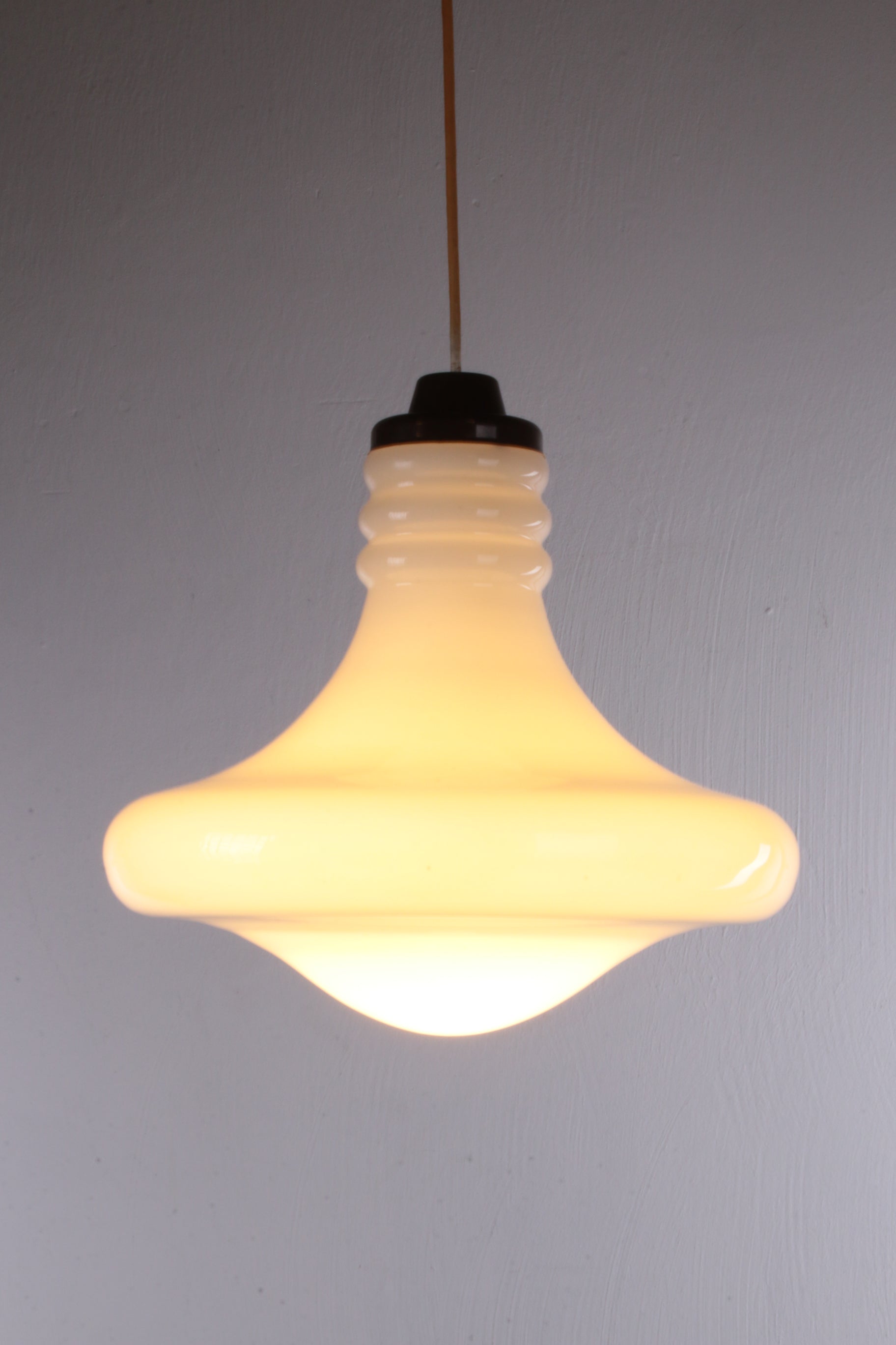 Vintage witte glazen hanglamp aan