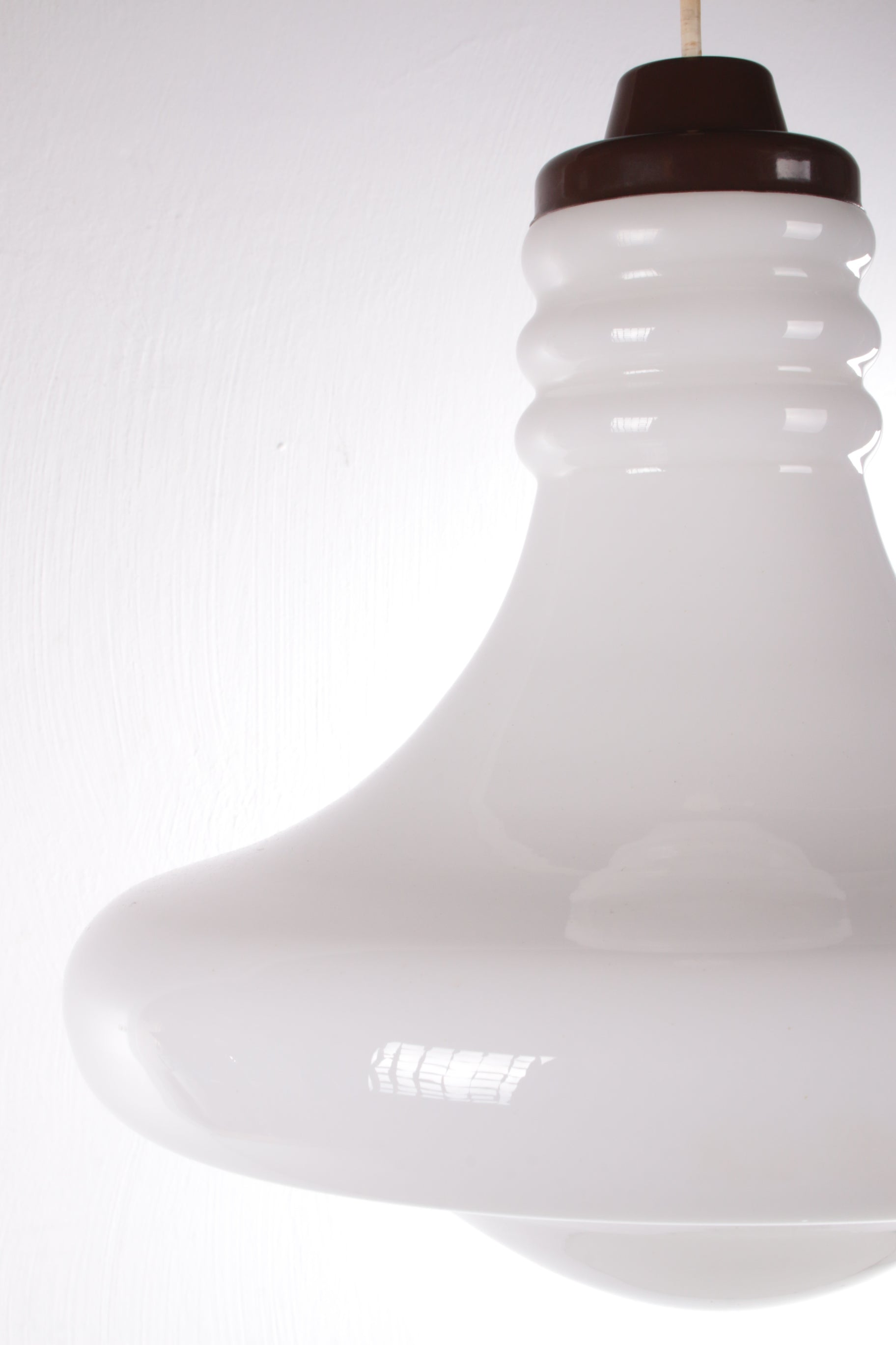 Vintage witte glazen hanglamp detailfoto rand