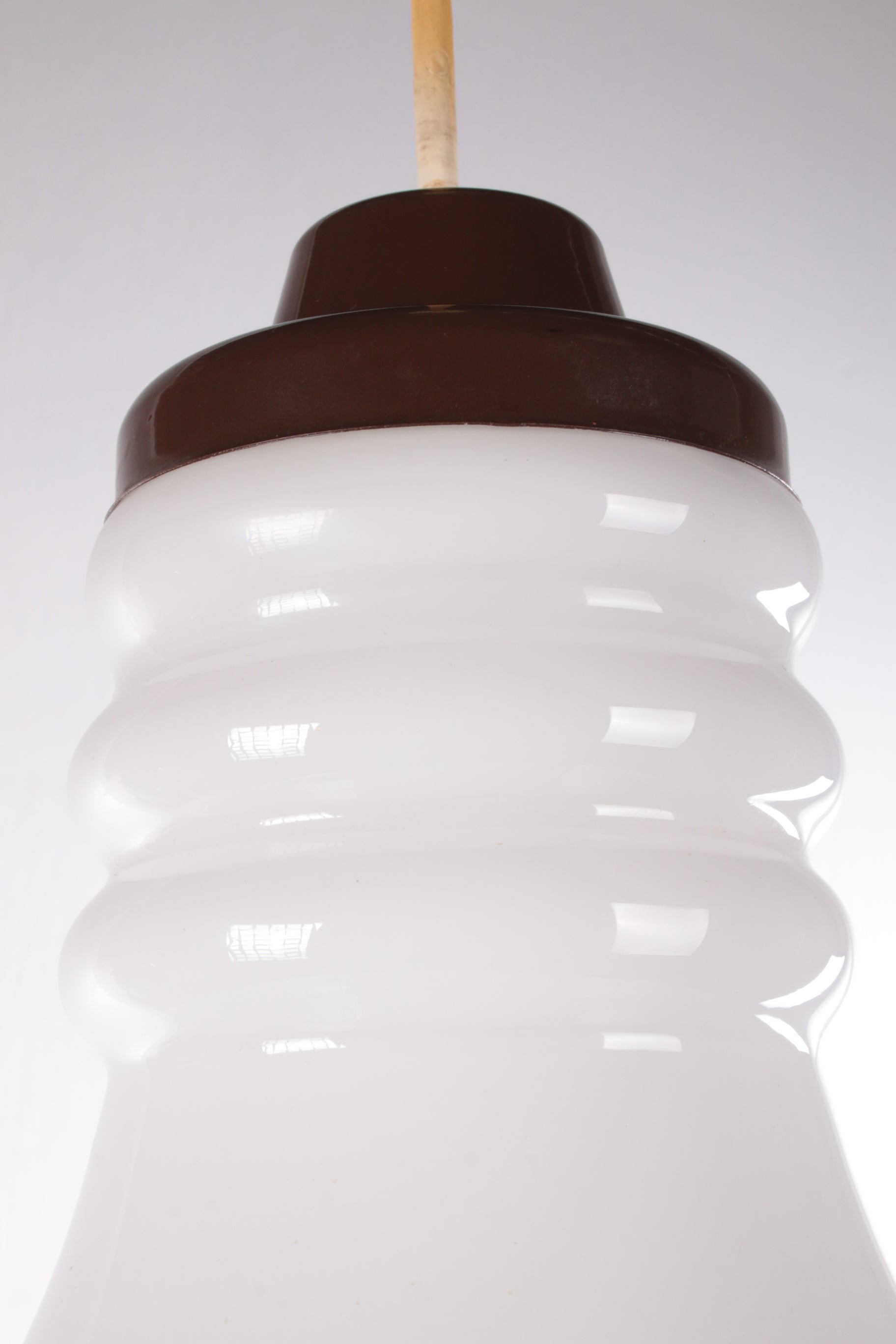 Vintage witte glazen hanglamp detailfoto bovenkant