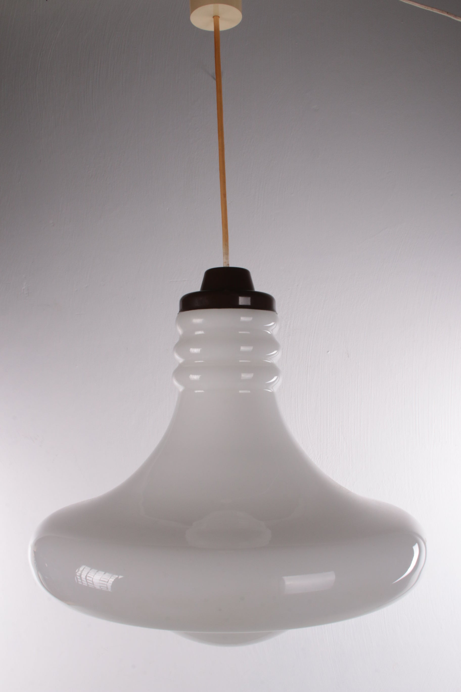 Vintage witte glazen hanglamp uit