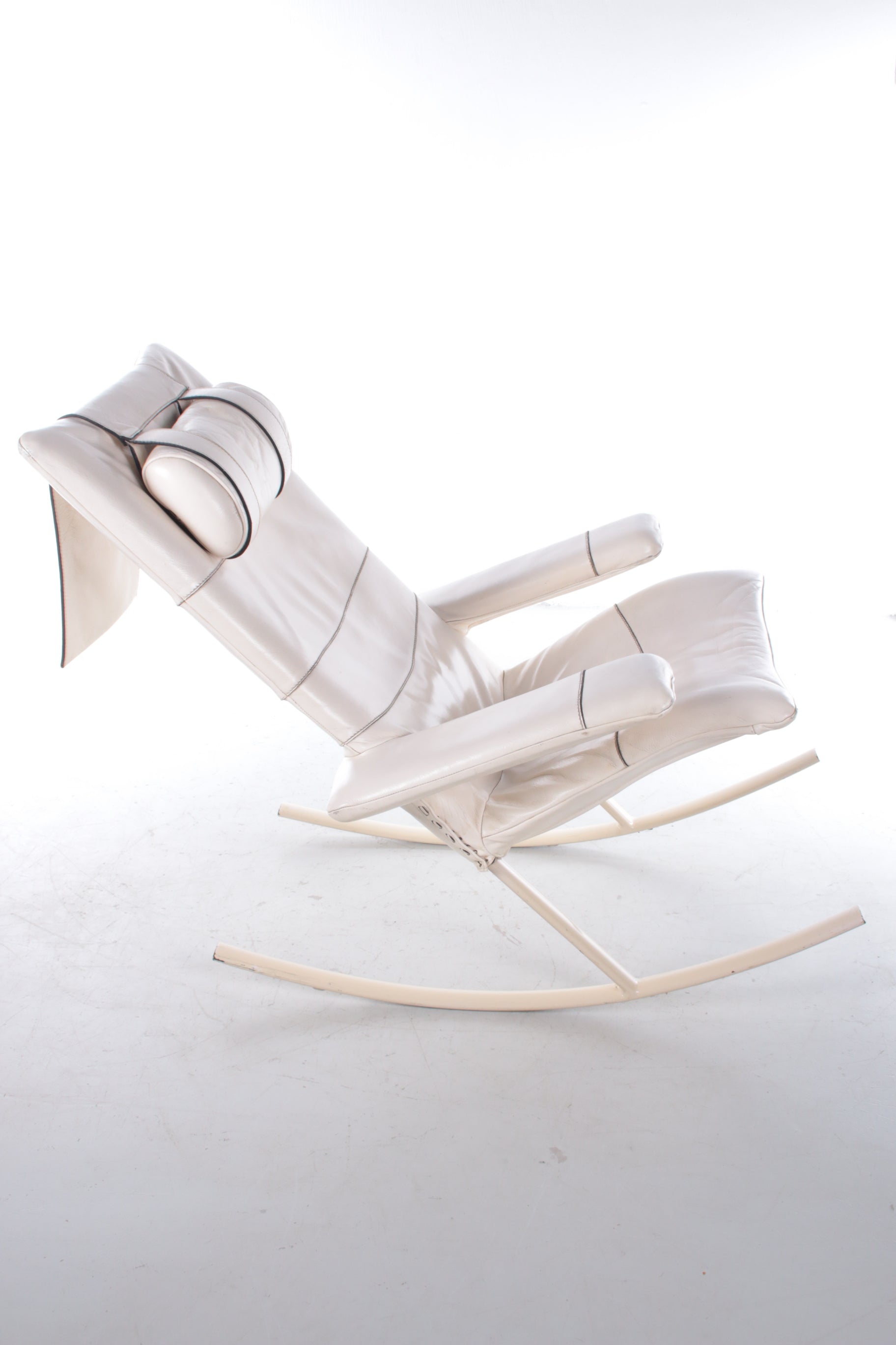 Wit leren schommelstoel Design van Jori,Belgie 1960s zijkant