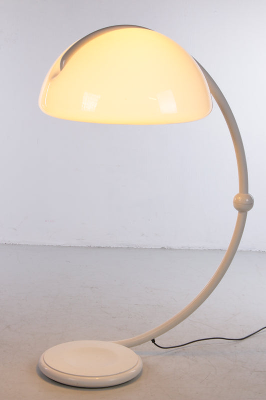 Witte Serpente Vloerlamp van Elio Martinelli voor Martinelli Luce zijkant licht aan