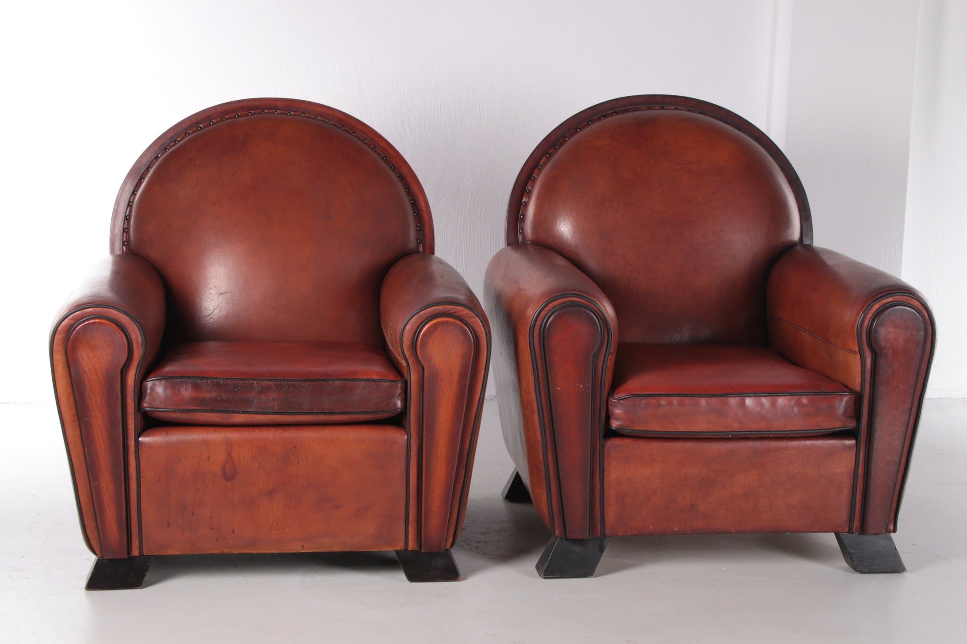 Set van twee schaapsleren Art Deco fauteuils van Lounge Atelier, 1960s voorkant