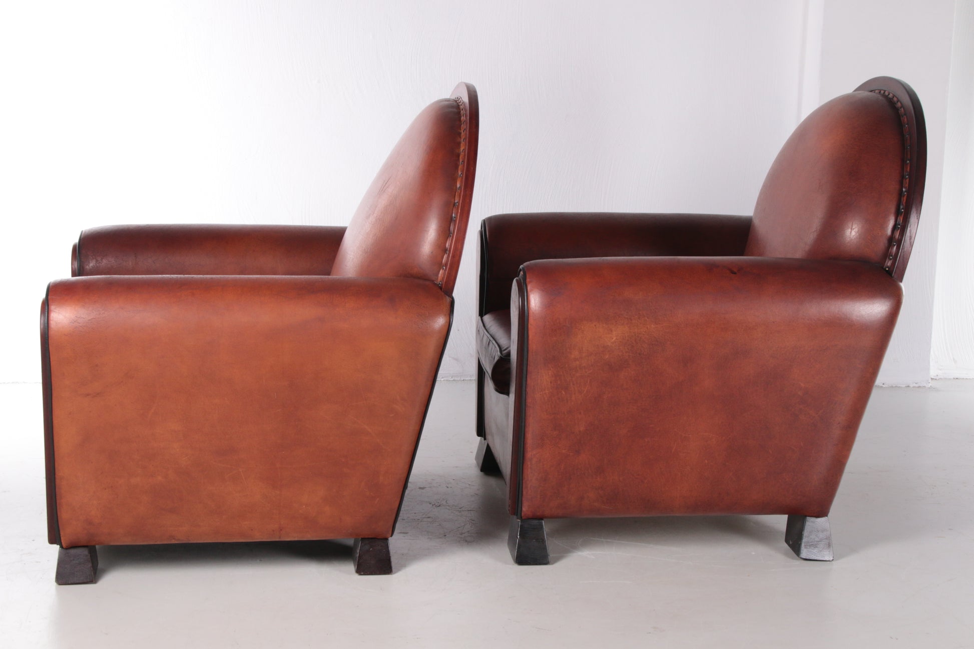 Set van twee schaapsleren Art Deco fauteuils van Lounge Atelier, 1960s zijkant