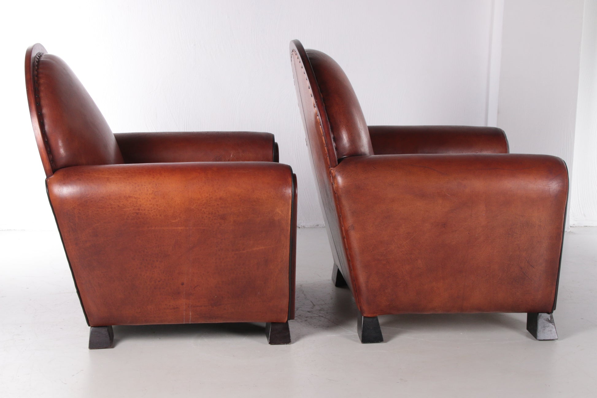 Set van twee schaapsleren Art Deco fauteuils van Lounge Atelier, 1960s zijkant