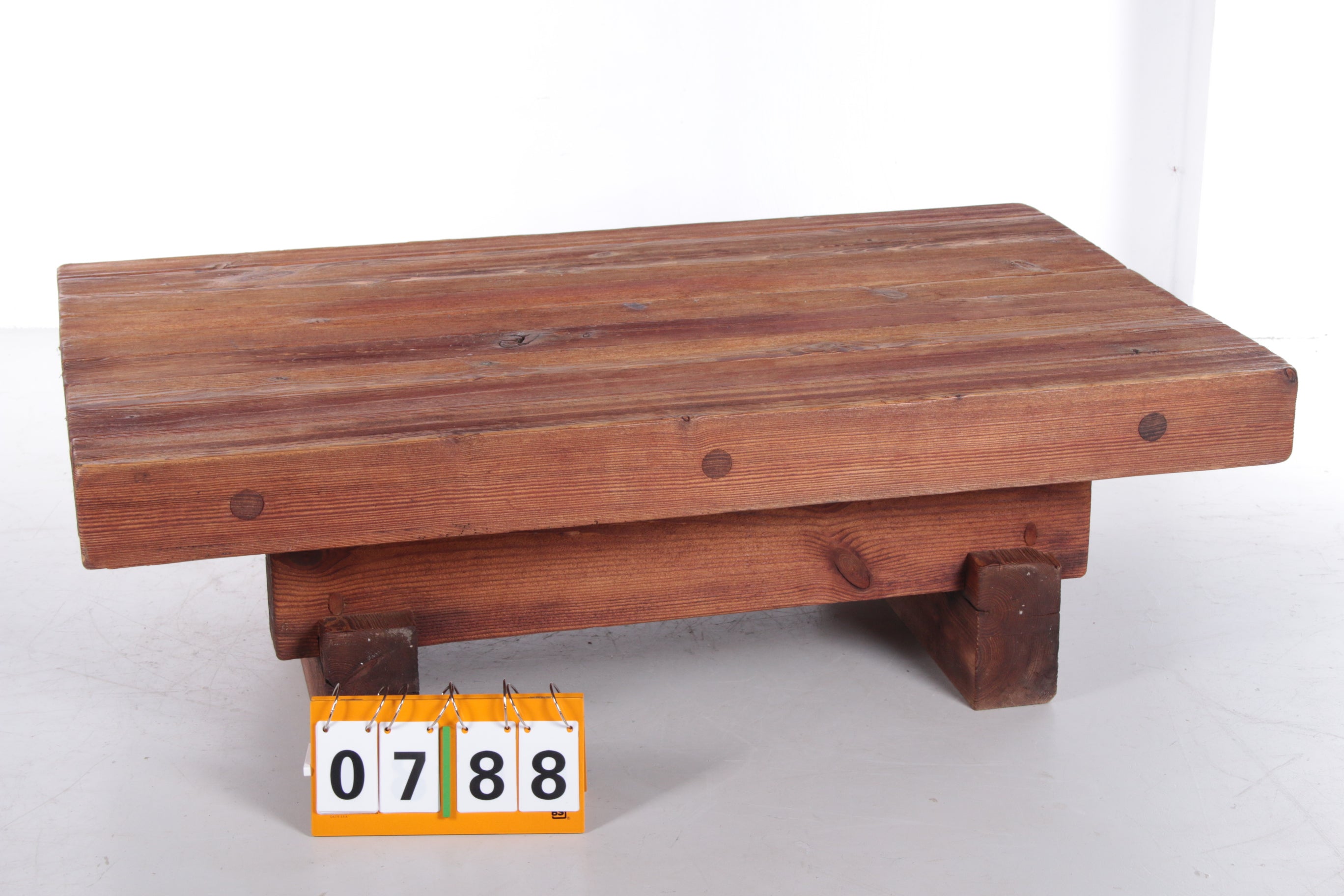 Brutalistische Salontafel van Jens Lyngsoe voor Havdrup Treavarefabrik zijkant