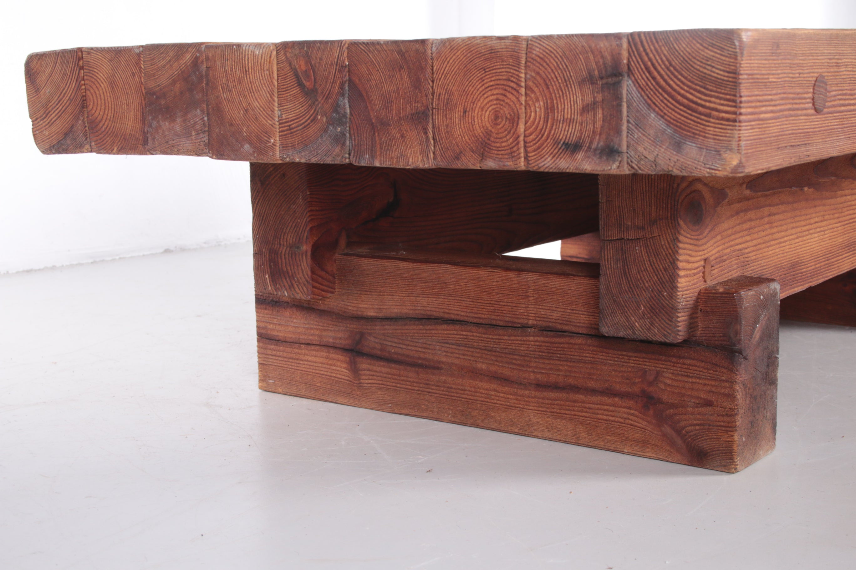 Brutalistische Salontafel van Jens Lyngsoe voor Havdrup Treavarefabrik kopsekant blad
