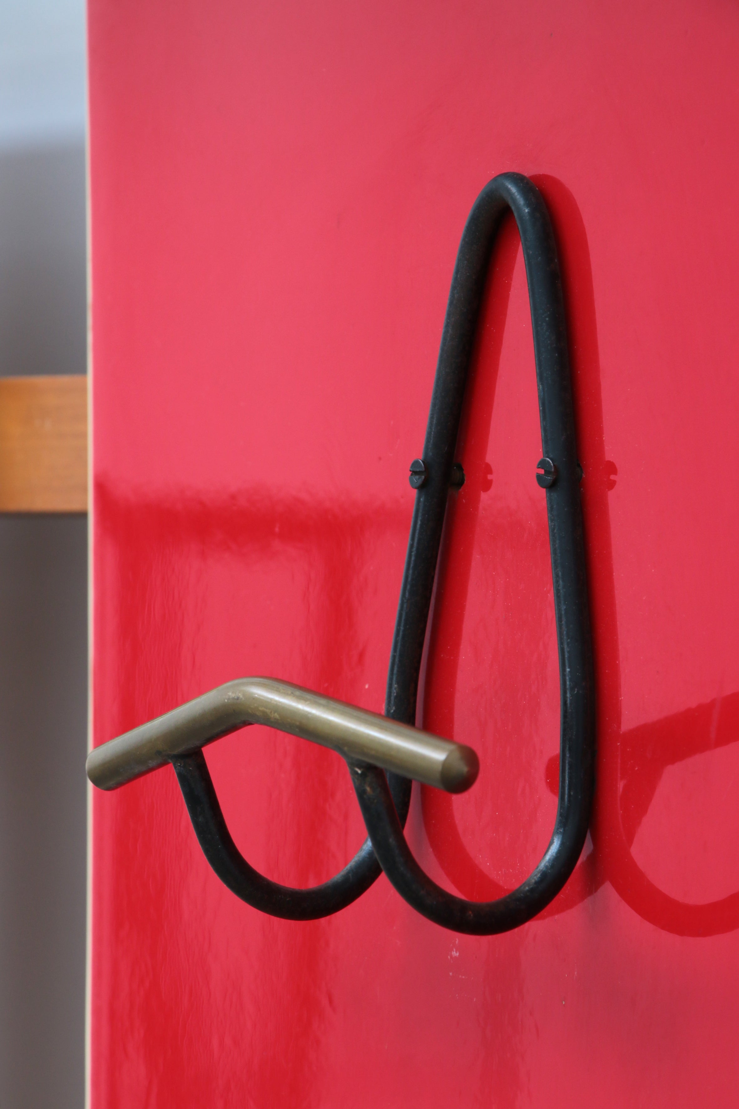 Italiaanse Wandkapstok met poesjes rood,creme en hoedenrek,1960