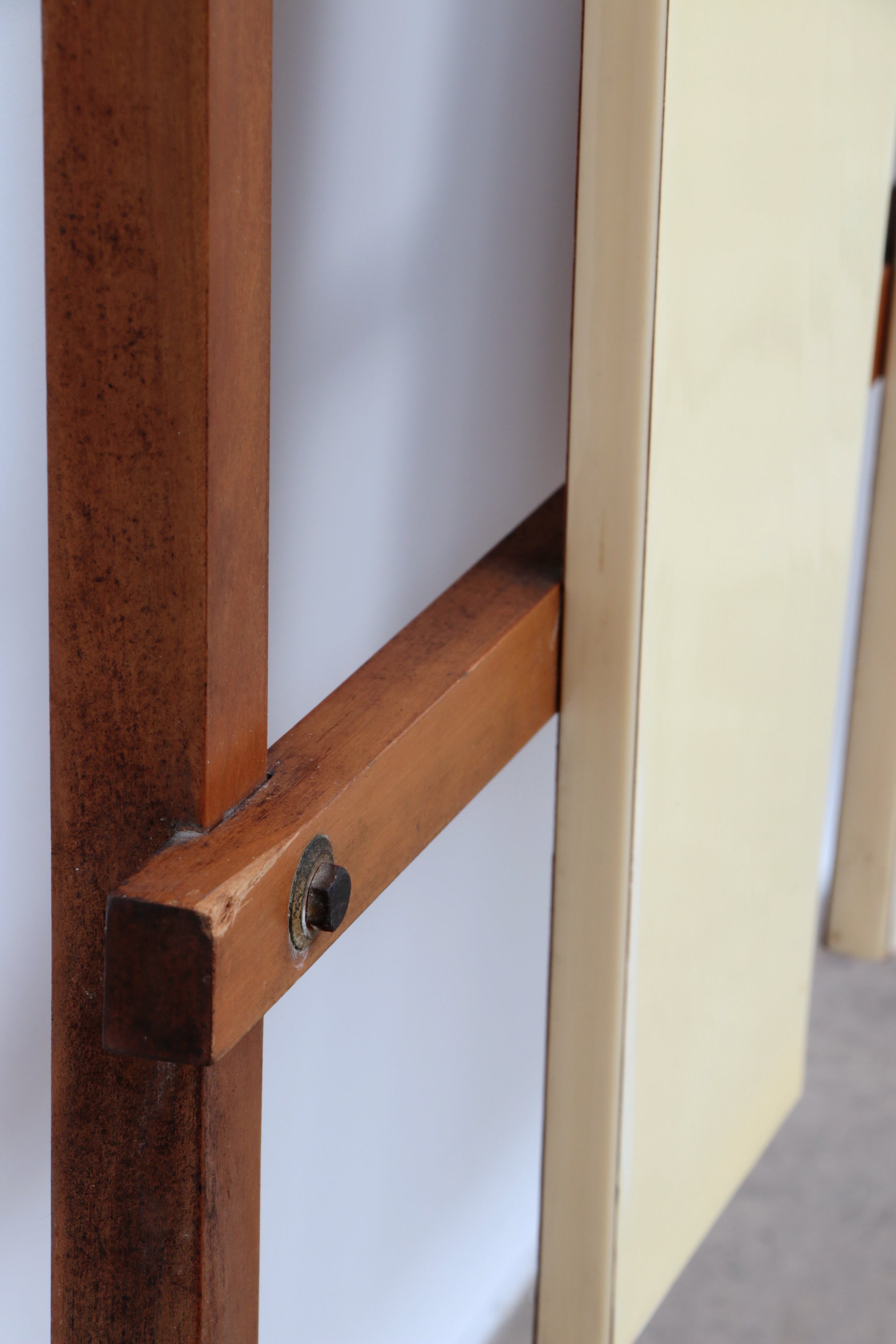 Italiaanse Wandkapstok met poesjes rood,creme en hoedenrek,1960