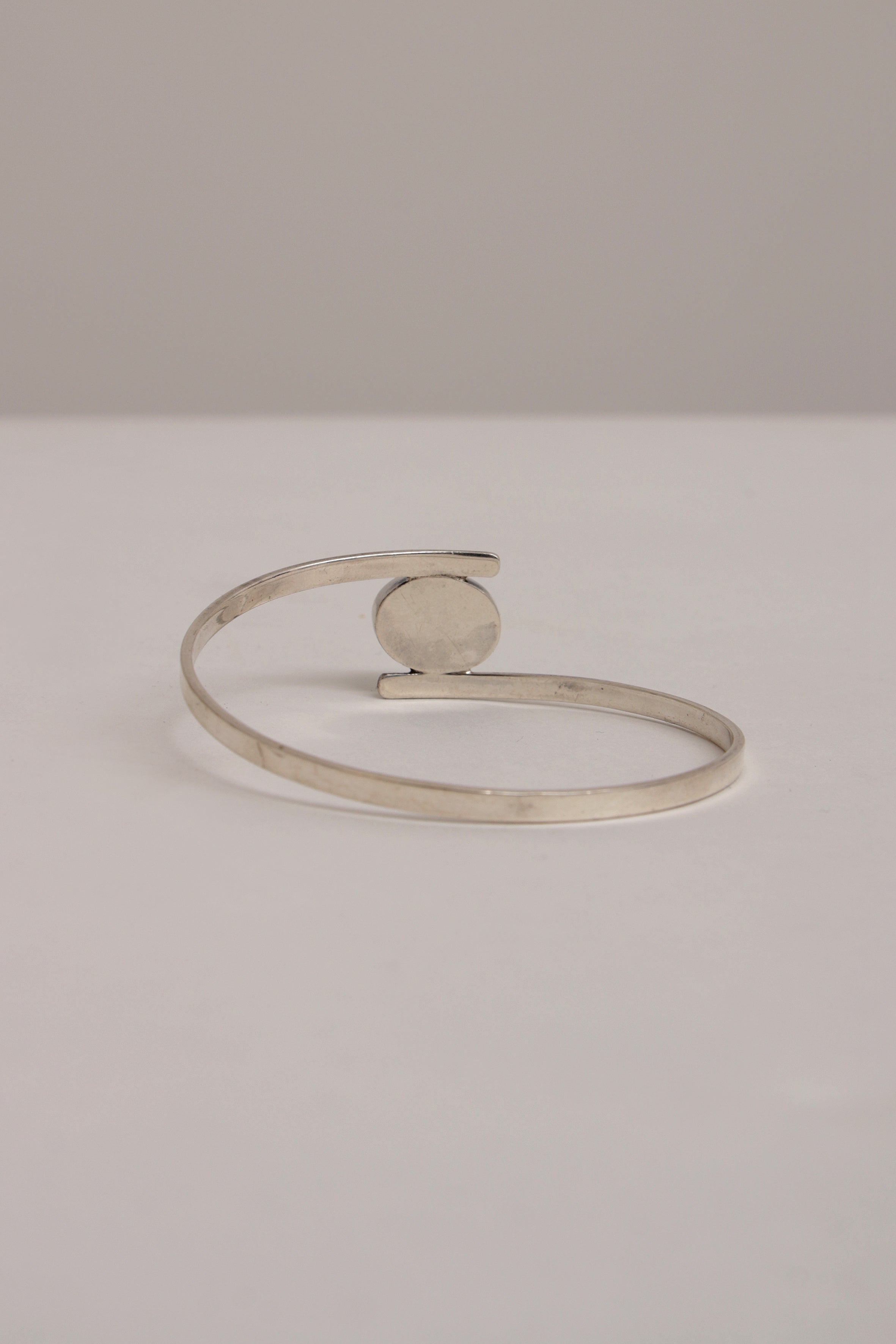 Mooi slanke armband met prachtige groene steen.