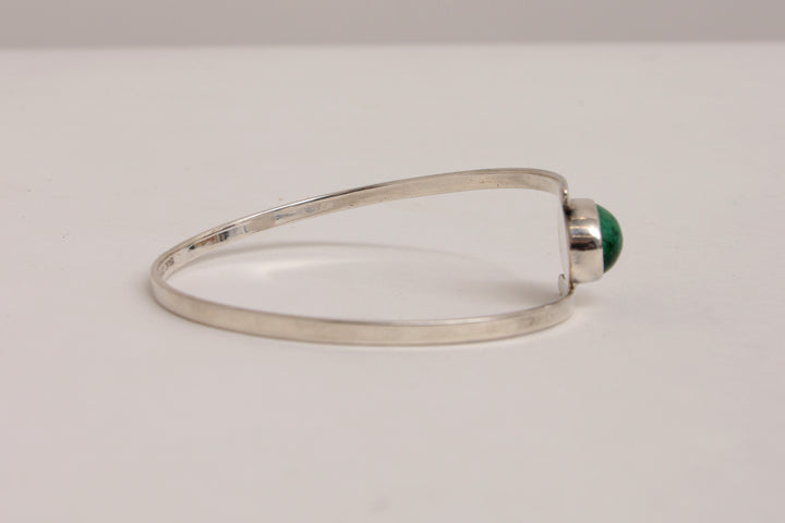 Mooi slanke armband met prachtige groene steen.