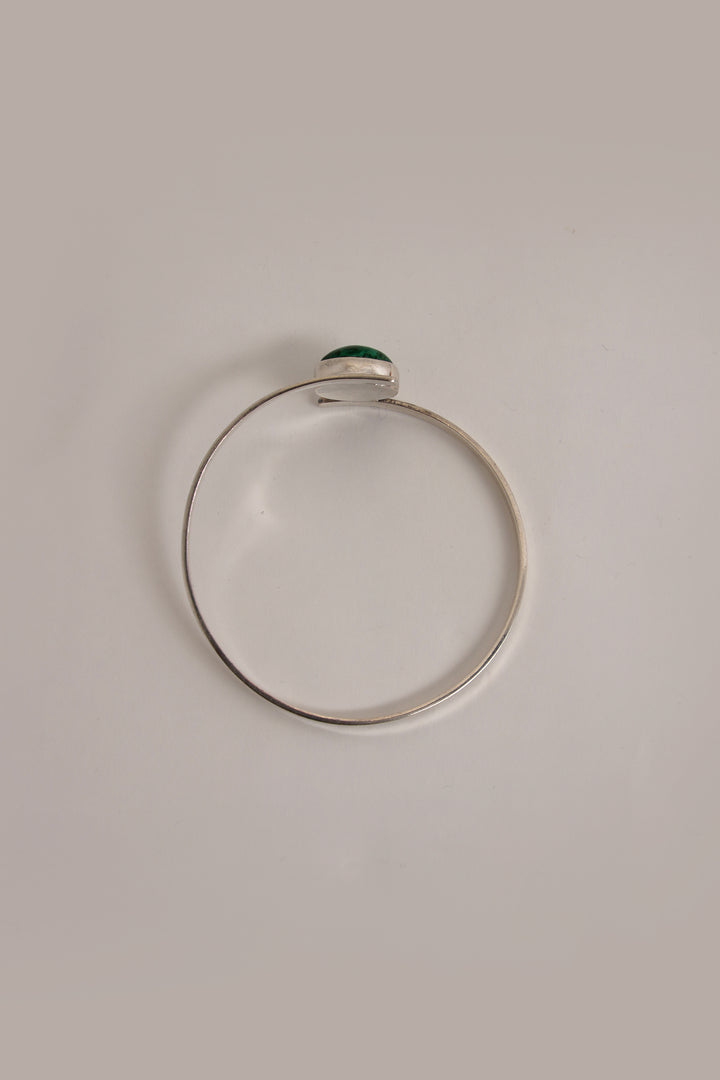 Mooi slanke armband met prachtige groene steen.