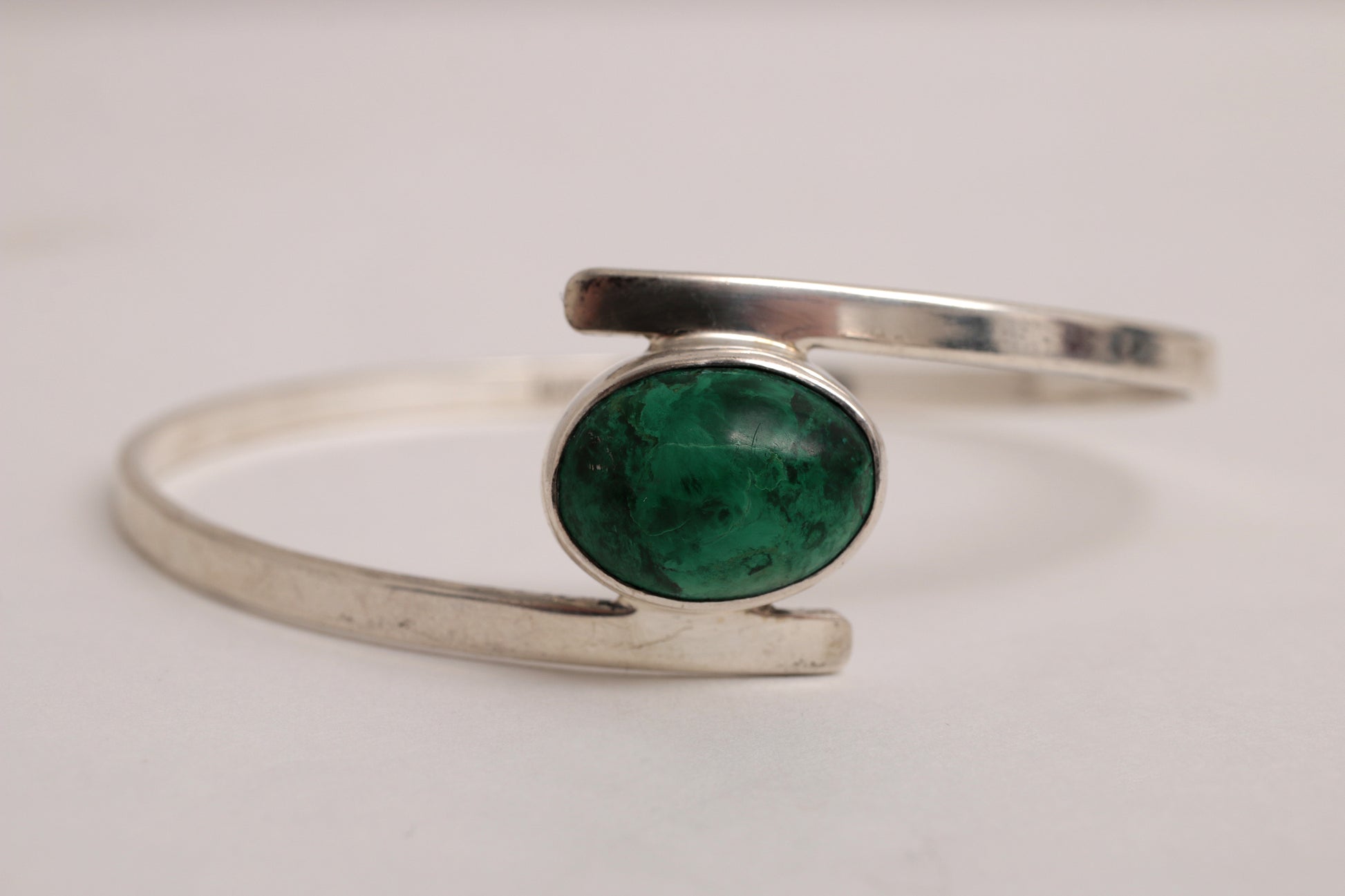 Mooi slanke armband met prachtige groene steen.