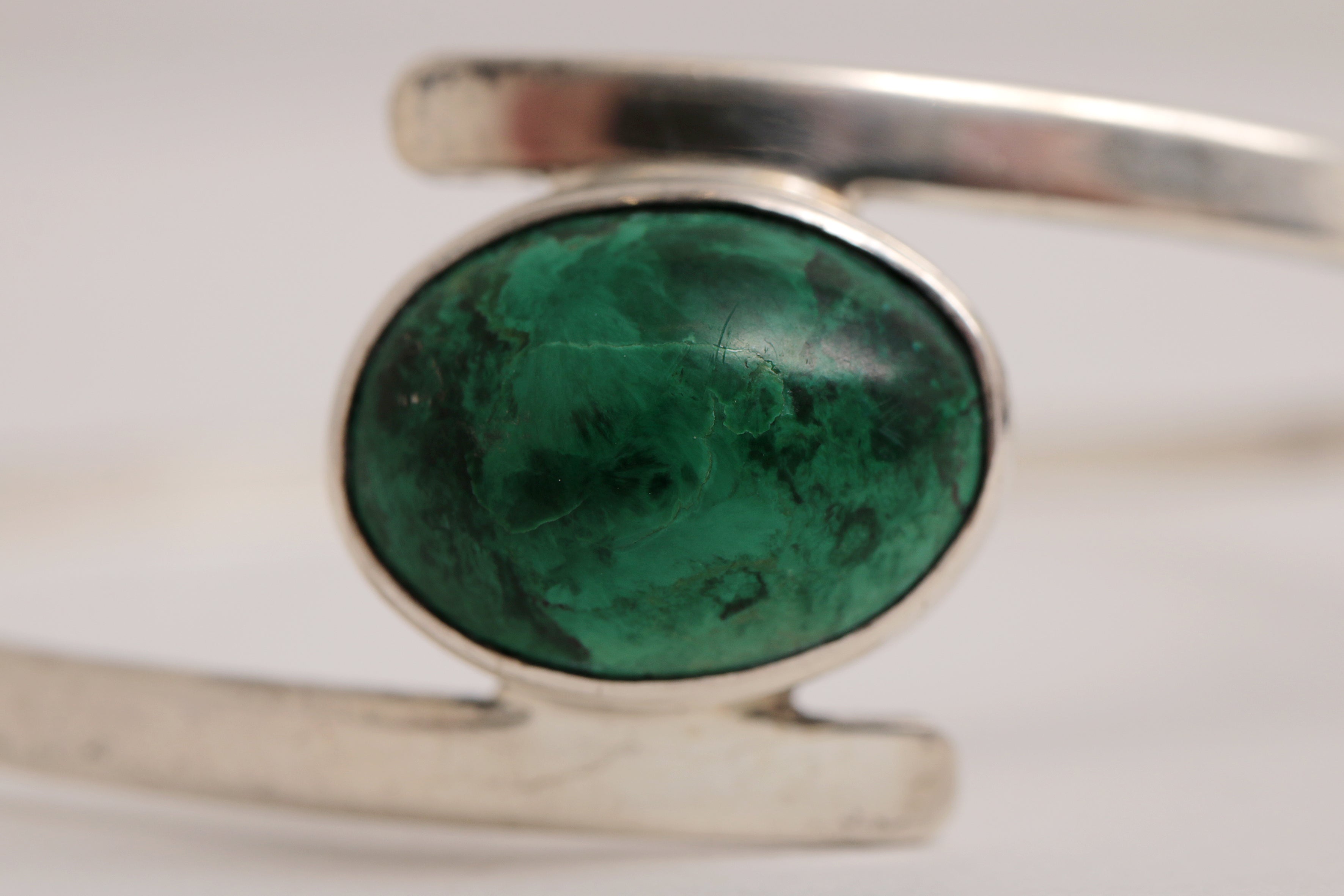 Mooi slanke armband met prachtige groene steen.