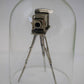 Zilveren miniatuur Foto Camera voorkant onder glas