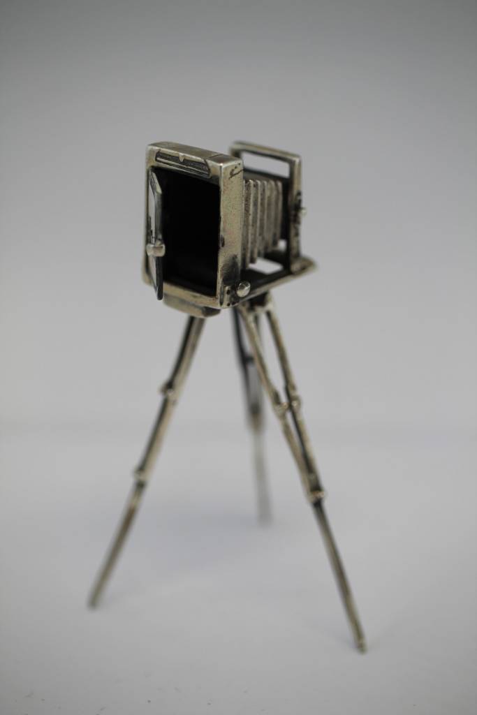 Zilveren miniatuur Foto Camera achterkant