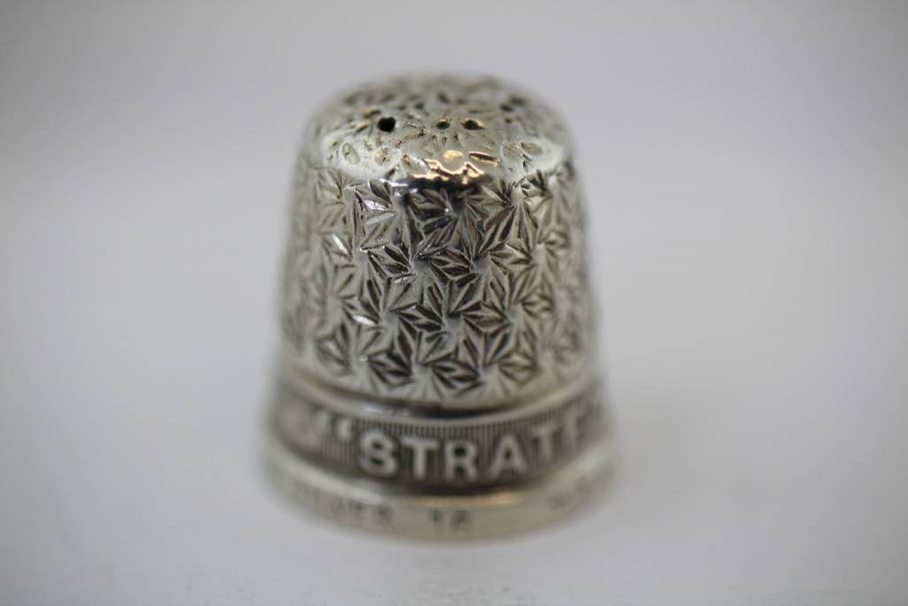 Engels Zilver Vingerhoedje maat 16 voorkant